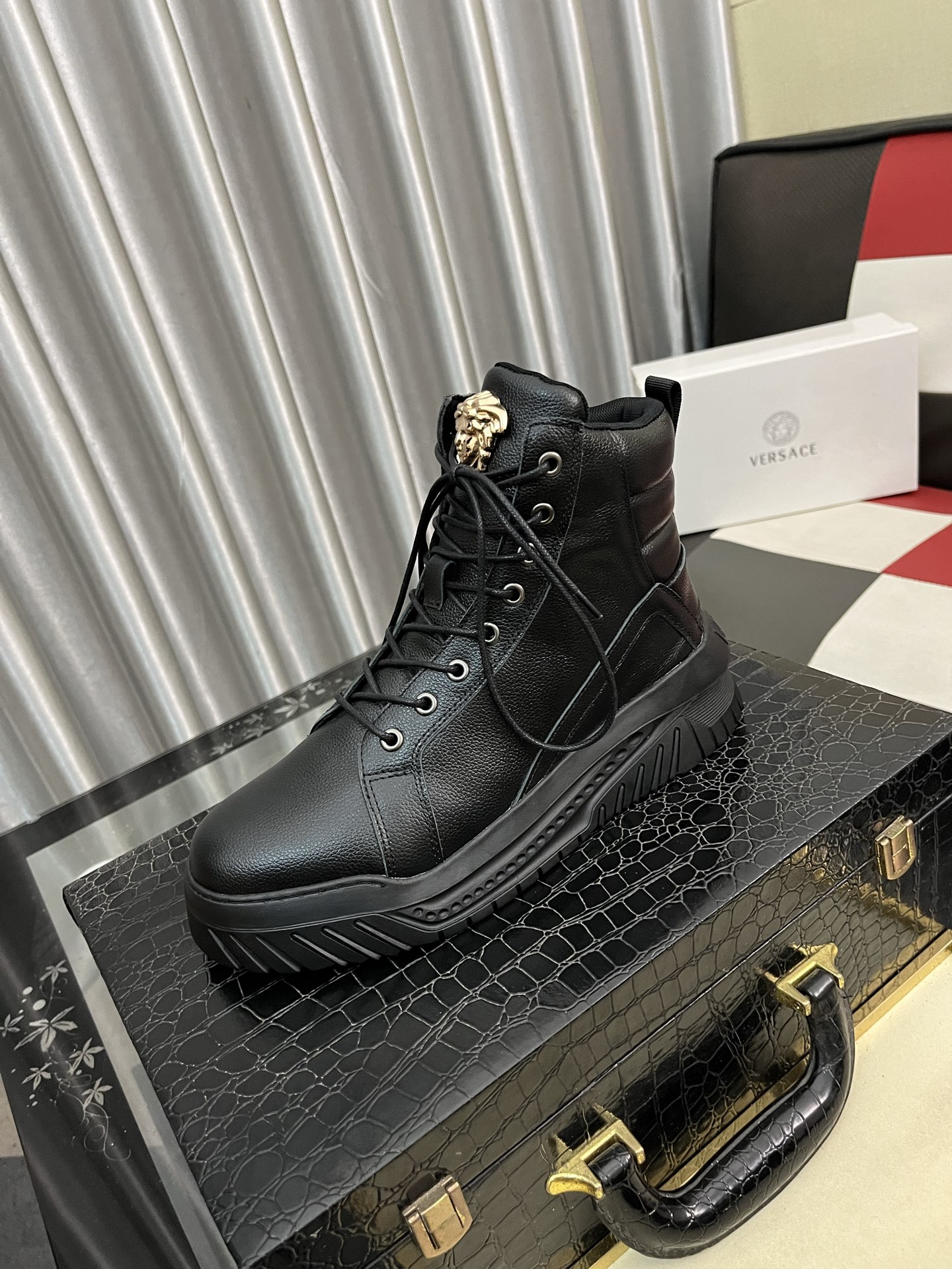 NO:556723,[VERSACE] Versace's fashionable men's shoes are of luxurious quality. In each issue, the designer professionally creates each Versace casual shoe with a different style. The upper is made of imported cowhide from Italy, and the comfortable mesh is comfortable for your feet. It gives you a high-profile, luxurious and comfortable experience. Number of sizes: 38-442 colors available, versace,versace,boots,cowhide19860909【VERSACE】范思哲时尚男鞋奢华品质,设计师在每一期都专业打造出范思哲每一款休闲鞋靴风格不一.鞋面采用意大利进口牛皮拼接,舒适网里上脚舒适.给你高调奢华的舒适体验 码数38-442色可选,,versace,versace,boots,cowhide,Men's shoes