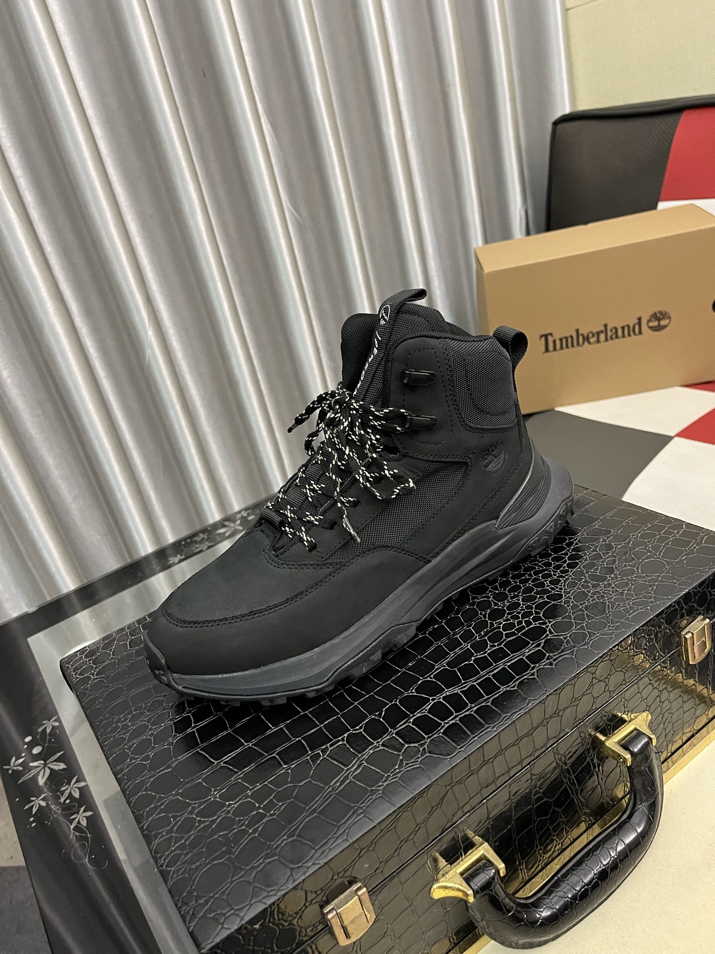 NO:556730,Timberlan* Timberlan boots are perfect for any outfit, free and casual, and can be matched with N types. I really like these high-looking Martin boots!  !  !  Suspenders are a perfect match with loose jeans and denim skirts. Wear them like this to deepen the waist-to-hip ratio. Hot girls can get dressed!  Sizes 39-444 colors available, boots, skirts, jeans19860909Timberlan*添柏岚靴子 完美hold住所有穿搭 自由随性 N种搭配 我可太喜欢的高颜值马丁靴！！！ 吊带搭宽松牛仔裤 牛仔裙 绝配 顶配这样穿加深腰臀比例 辣妹穿搭get起来！ 码数39-444色可选,,boots,skirts,jeans,Men's shoes