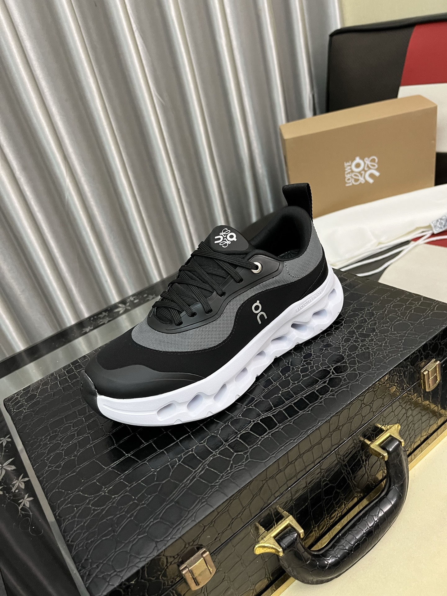 NO:556736,On X loewe new six-color limited edition update!  The 2025 Angpa Loewe co-branded series has launched!  cioudtilt2.0 running shoes for couples Loewe xon new collaboration series  Fashion, this series of works jointly created by the brand and the Swiss high-performance sports brand on is specially designed for urban and outdoor life, fully demonstrating the technological quality with sustainable concepts. Made of recycled polyester fiber and mesh cloth, using an exclusive sole, the classic Loewe logo is printed on the side of the shoe, and is decorated with full-coverage seam details. This cooperation combines on's professional technology with loewe's exquisite craftsmanship and uses it in the production and design, specially created for urban life and outdoor sports.  White is the main color, military green, orange, white, blue and black and gray color matching, which is also exciting. The size is 36-41 for women (customized for women 41), 39-45 for men (customized for men 38.45),,loewe,loewe19860909On X loewe全新六色限量更新！ 2025昂跑罗意威联名系列全新启幕！ cioudtilt2.0跑鞋情侣款 罗意威 xon 昂跑全新合作系列 时尚,品牌与瑞士高性能运动品牌on携手打造的此系列作品专为城市与户外生活而设,充分彰显蕴含可持续理念的科技品质.由再生聚酯纤维和网眼布制成,采用独家鞋底,鞋侧印有loewe罗意威经典logo,饰有全覆盖贴缝细节.此次合作,将on昂跑专业技术和loewe罗意威的精湛工艺结合,运用在的制作和设计中,专为城市生活和户外运动打造. 白色为主色调,军绿 橘色 白色 蓝色 黑灰配色这也太太心动 码数女36-41（女41定做）  男39-45（男38.45定做）,,loewe,loewe,Men's shoes