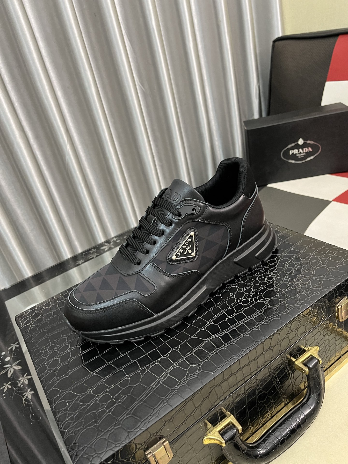 NO:557027,Prada/Prada Men's new casual shoes. The upper of this sports shoe is made of imported calfskin spliced ​​with breathable mesh, and the inner breathable mesh. The foot pad is sheepskin. The outsole is made of non-slip sports exclusive rubber outsole with logo. It feels good on the foot and is a fashionable and fashionable item!  Size 38-442 colors available, prada, prada, sneakers, cowhide, sheepskin19860909Prada/普拉达 男士新款休闲鞋,这款运动鞋鞋面采用进口小牛皮拼接透气网面,透气网面内里.垫脚羊皮,大底采用防滑运动专属带logo橡胶大底,上脚脚感很好,洋气时髦单品！Size38-442色可选,,prada,prada,sneakers,cowhide,sheepskin,Men's shoes