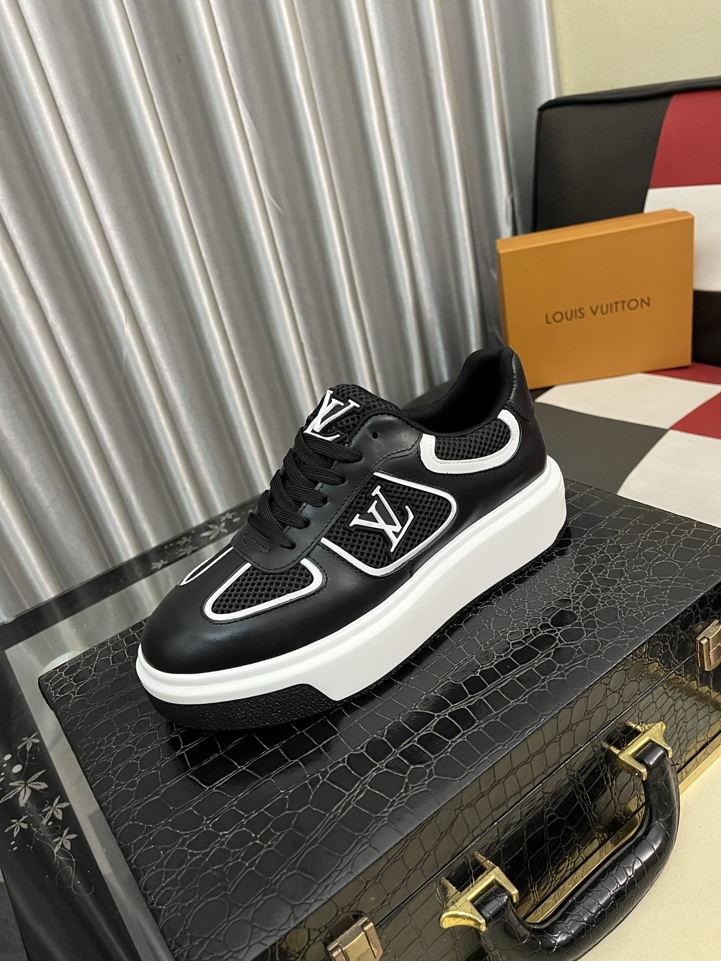 NO:557035,'Louis vuitton/LV Louis Vuitton' original order quality. ~ Unique modern style sports shoes. A must-have for trendy men's casual shoes. Original brand imported from Italy, imported original leather, cowhide (refuse to discolor and grind feet) soles are specially provided by the original factory, French lazy style design, close to the feet, original order quality, super comfortable original sole. Size 38-442 colors available, louis vuitton, louis vuitton, louis vuitton, sneakers19860909《 Louis vuitton/LV 路易威登 》原单品质.～ 独特现代风运动鞋.休闲鞋潮男必备款 意大利进口原版品牌,进口原版皮,牛里（拒绝脱色磨脚）鞋底原厂特供原版底,法国懒人风格设计 贴脚 在贴原单品质 超舒服原版底 .码数38-442色可选,,louis vuitton,louis vuitton,louis vuitton,sneakers,Men's shoes