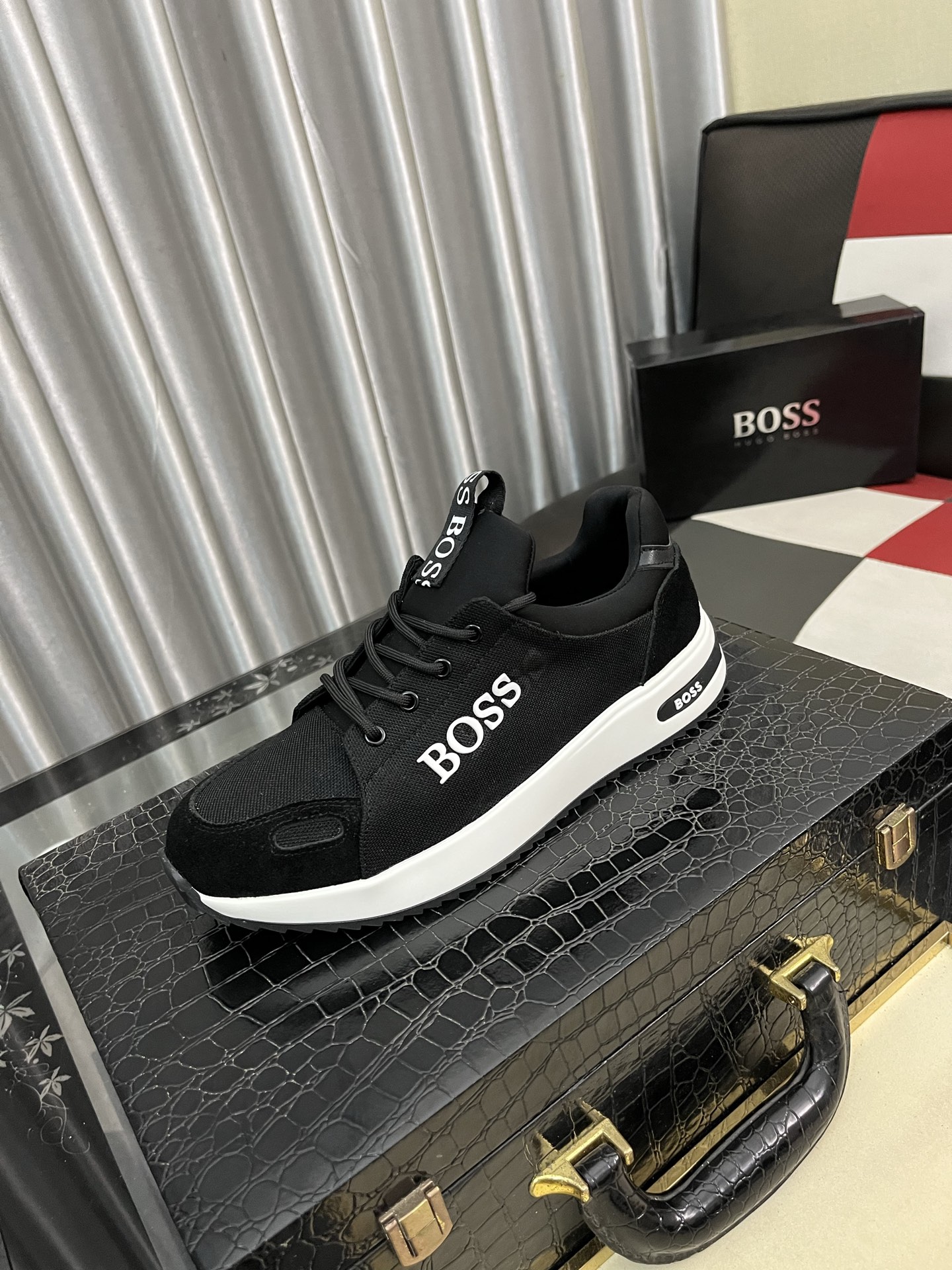 NO:557042,[BOOS] Men's casual shoes are made of imported calfskin uppers, super breathable and comfortable, fine workmanship and high-end atmosphere. They have a fashionable model shape. The foamed transparent wear-resistant outsole is comfortable to wear and worth owning. Available in 38-442 colors, cowhide19860909【BOOS】男鞋休闲鞋原单品质鞋面采用进口小牛皮,超透气舒适内里做工精细,高端大气.有时尚典范造型.发泡透明耐磨大底,穿着舒适,值得拥有.码数38–442色可选,,cowhide,Men's shoes