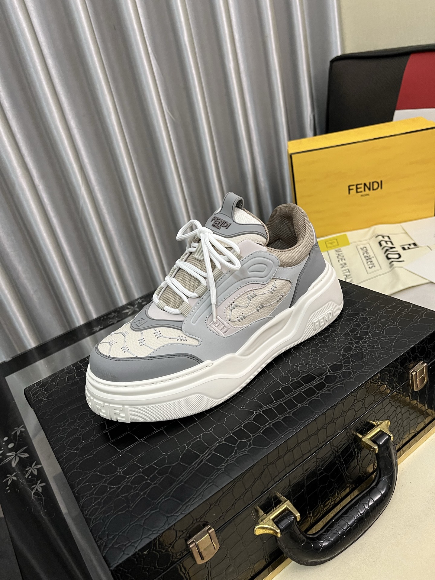 NO:557046,Fendi Fendi 2025 new color series sneakers casual sports shoes FD match upgraded new style full leather splicing fresh blood injection and FF retro design super good-looking and versatile upper cowhide splicing combination raised double F logo on the side with breathable cloth inside lightweight comfortable versatile specifications 38 39 40 41 42 43 44.45 customized,,fendi,fendi,sneakers,cowhide19860909Fendi芬迪2025新色系列板鞋休闲运动鞋 FD match 升级新款 全皮面拼接 新鲜血液注入加FF复古的设计 超好看百搭 鞋面牛皮面拼接组合 侧面凸起的双F logo内里采用透气布里 轻便 舒适百搭 规格38 39 40 41 42 43 44.45定做,,fendi,fendi,sneakers,cowhide,Men's shoes