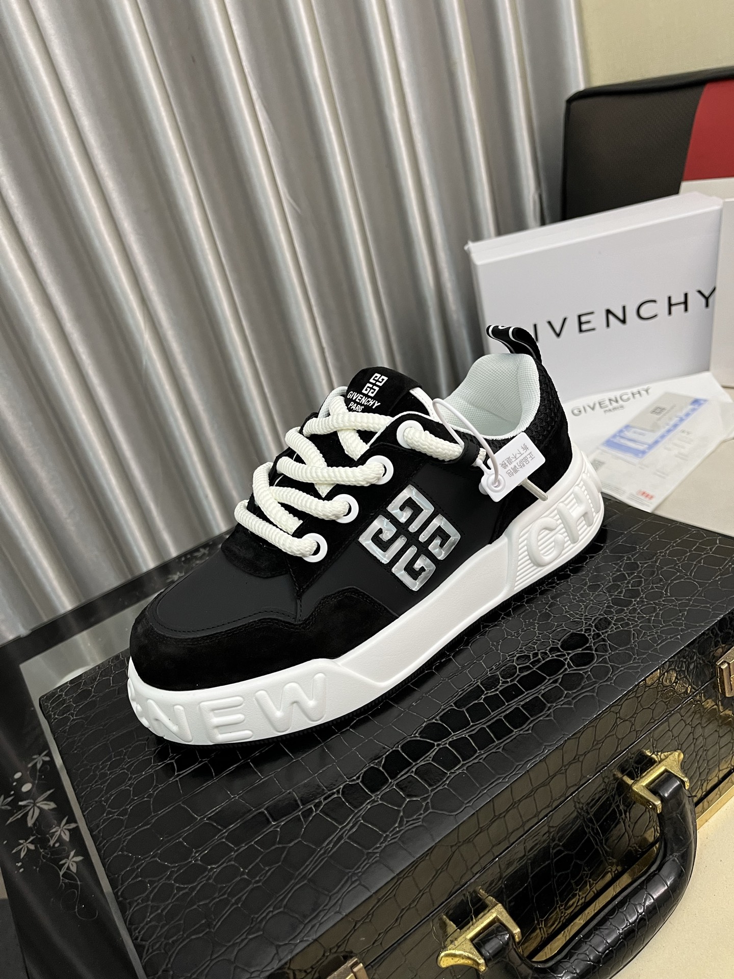 NO:557051,[GIVENCHY] Givenchy men's new sports and casual shoes, upper; made of cowhide + brand totem cloth - inner brand mesh canvas, foot pads; water-dyed sheepskin - outsole rubber; two-color molded outsole - ultra-high quality control, fine workmanship (high-end, luxury, grade) -Size 38-444 colors available,,givenchy,givenchy,cowhide,sheepskin19860909【GIVENCHY】纪梵希 男士新款运动休闲鞋,鞋面；选用牛皮+品牌图腾布匹 -内里品牌网帆布,垫脚；水染羊皮 -大底橡胶; 双色成型大底 -超高品控·做工精细凸显(高端·贵气·档次) -Size 38-444色可选,,givenchy,givenchy,cowhide,sheepskin,Men's shoes