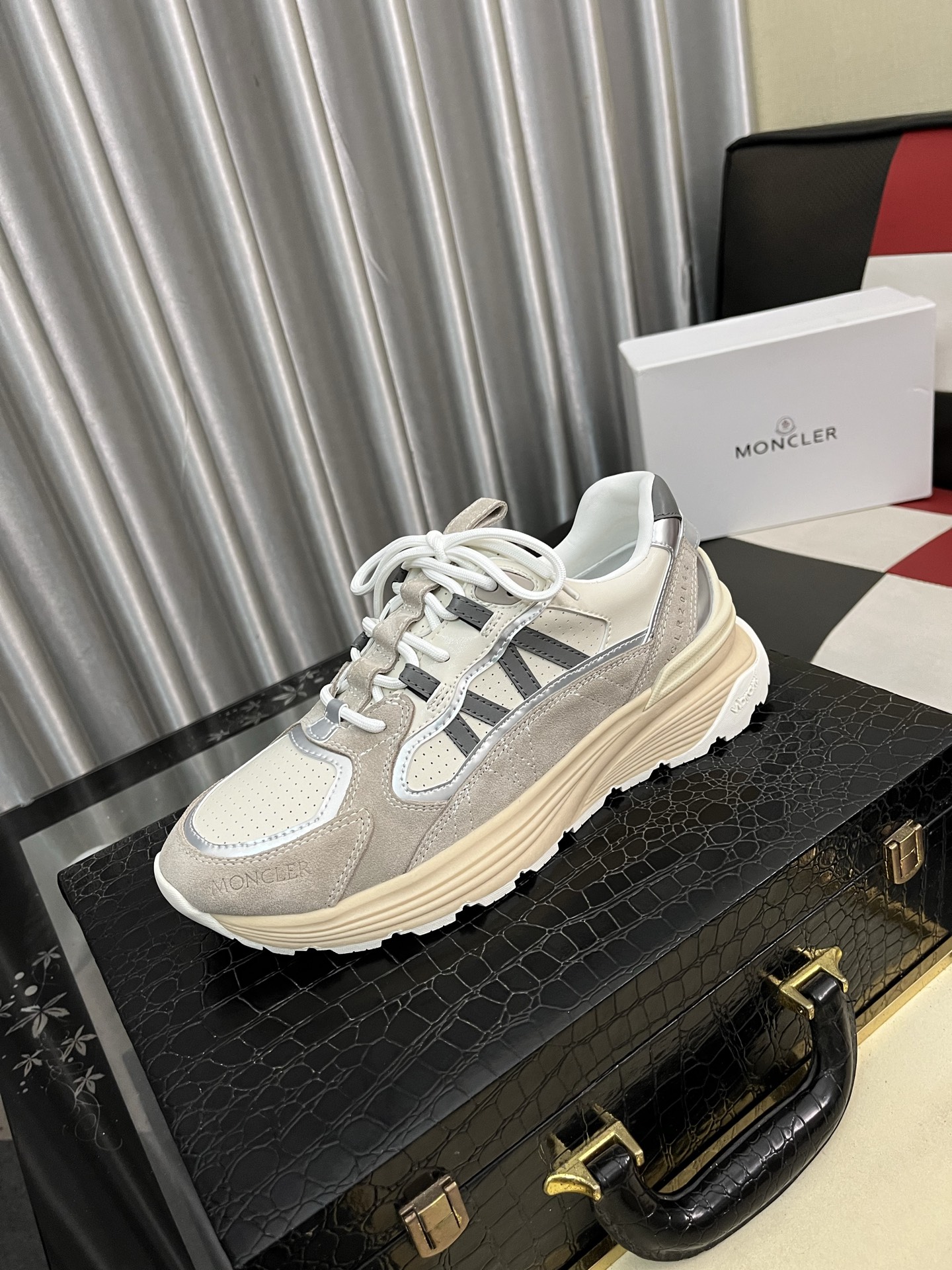 NO:557260,Moncler/Mongolian men's casual sports shoes, with comfortable performance, made of imported high-elasticity cloth!  It combines innovation, functionality and graphic details to interpret fashion. The outsole is made of high-elastic rubber foam, which has high elasticity and high wear resistance, improving comfort!  Size 38-442 colors available, Moncler, sneakers19860909Moncler/蒙口男士休闲运动鞋,具有舒适性能,采用进口滴胶高弹力布！兼备创新、功能性与图形细节于一体,诠释潮流时尚.大底高弹橡胶发泡组合成型,具有高弹性高耐磨性,提高舒适性！Size38-442色可选,,Moncler,sneakers,Men's shoes