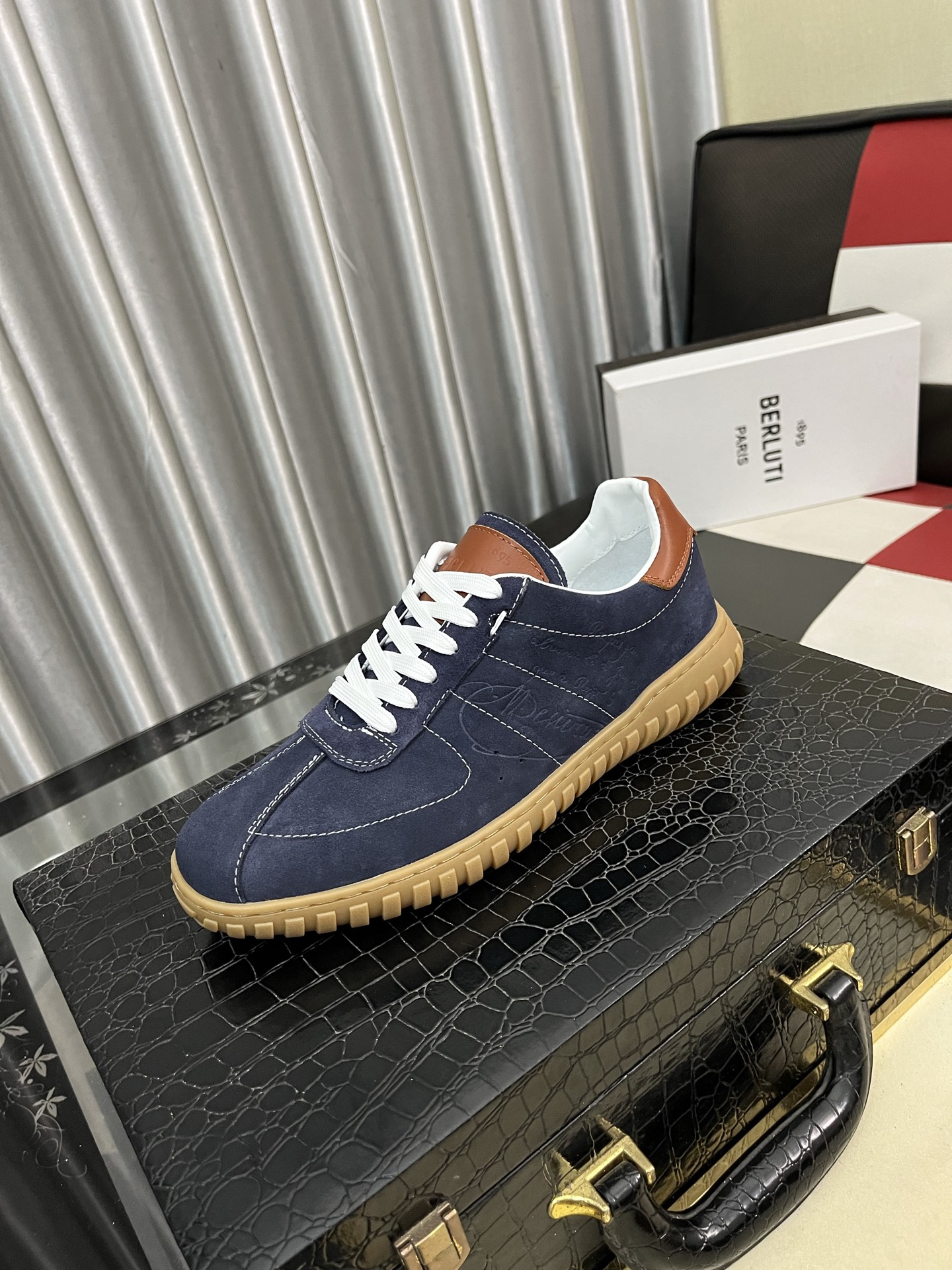 NO:557267,Berlui/Bruti Bruti hand-rubbed casual leather shoes, imported special cowhide surface with a rub effect, combined with genuine leather laser engraving patterns, showing luxurious craftsmanship. Special molded rubber outsole for cowhide lining. Special laser branding on the upper. Plain toe style design, simple yet elegant. 1895 logo badge details on the tongue. Size38-46,,cowhide19860909Berlui/布鲁缇布鲁提手工擦色休闲皮鞋,进口专用牛皮面擦色效果,配合真皮镭射雕刻图案 尽显奢华工艺 牛皮内里专用模具橡胶大底 鞋面雷射品牌专用 素面鞋头风格设计 简约不失气质 鞋舌1895logo徽章细节  Size38-46,,cowhide,Men's shoes