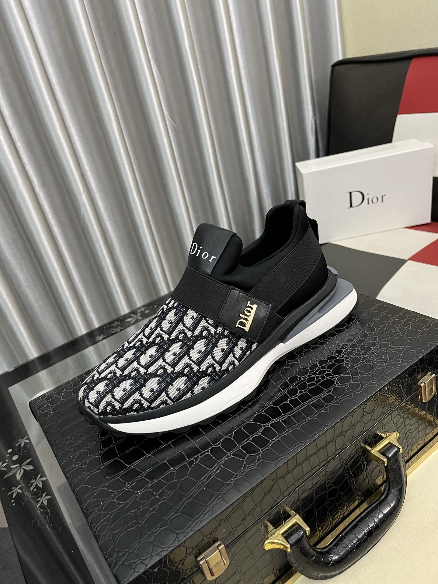 NO:557792,Dior [Dior] men’s casual trendy shoes are now on the market!  Strong British fashion style, the upper is made of nubuck leather with printed fabrics, comfortable pigskin lining, and original molded outsole. Designed by European and American masters, the perfect shape creates high quality, super versatile and very comfortable. High-end without losing taste, fashionable and novel!  Number of sizes: 38 to 442 colors available, dior, dior19860909迪奥【Dior】男款休闲潮鞋上市啦！浓厚的英伦时尚风格,鞋面选用磨砂皮搭配印花面料,舒服猪皮内里,原版开模大底.欧美大师设计 完美造型打造高品质,超级百搭也很舒服的.高档不失品味,时尚、新颖！码数38～442色可选,,dior,dior,Men's shoes