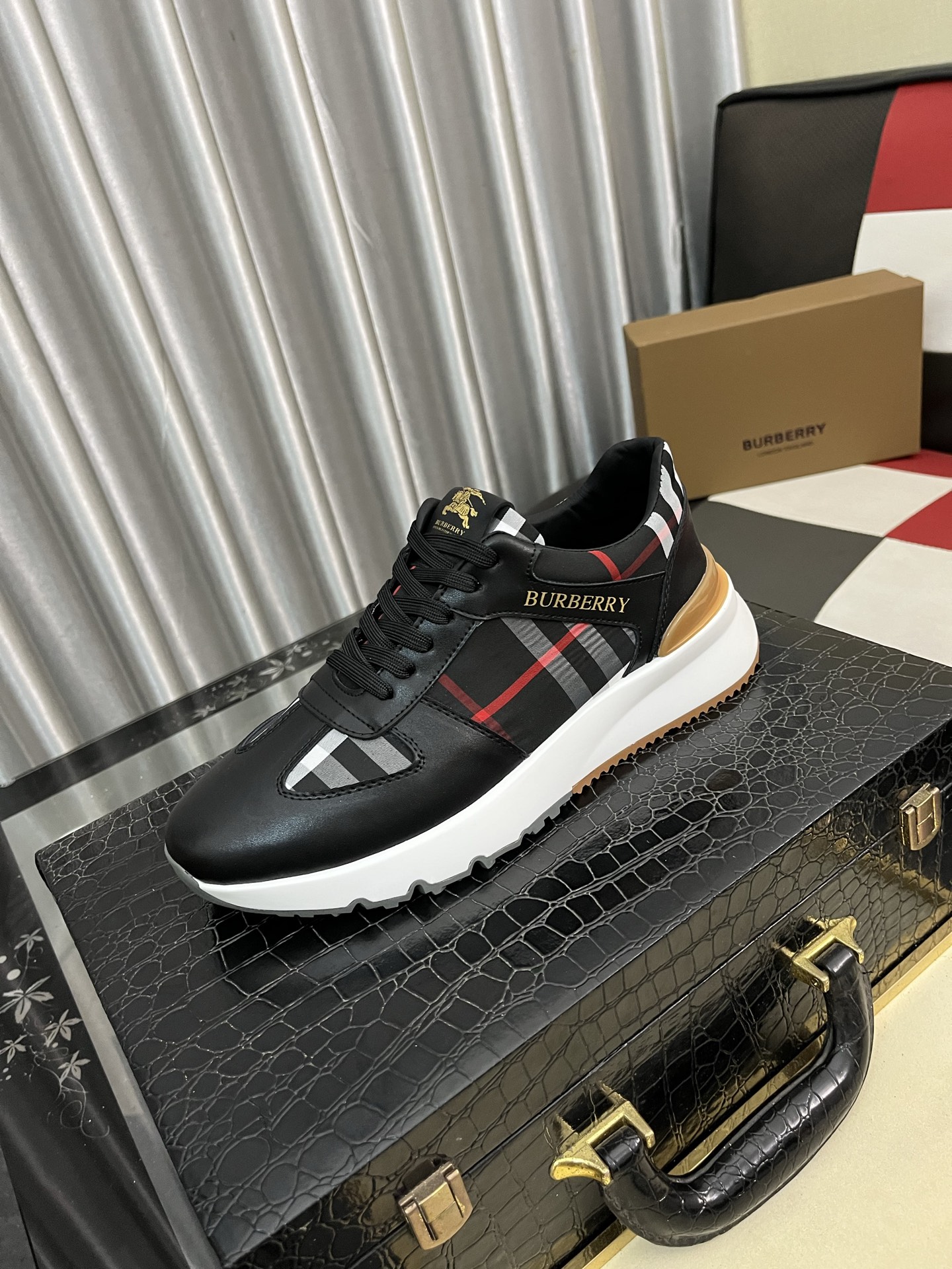 NO:557798,'Burberry' men's fashionable casual shoes, high-quality uppers made of imported Italian cowhide stitching printed fabrics, breathable lining + pigskin feet, fine workmanship, high-end atmosphere, fashionable model shape. Rubber wear-resistant outsole. Sizes 38-443 colors available, burberry, cowhide19860909《巴宝莉》男士时尚潮流休闲鞋,高品质鞋面采用进口意大利牛皮拼接印花面料,透气内里+猪皮垫脚,做工精细,高端大气,有时尚典范造型.橡胶耐磨大底.码数38-443色可选,,burberry,cowhide,Men's shoes