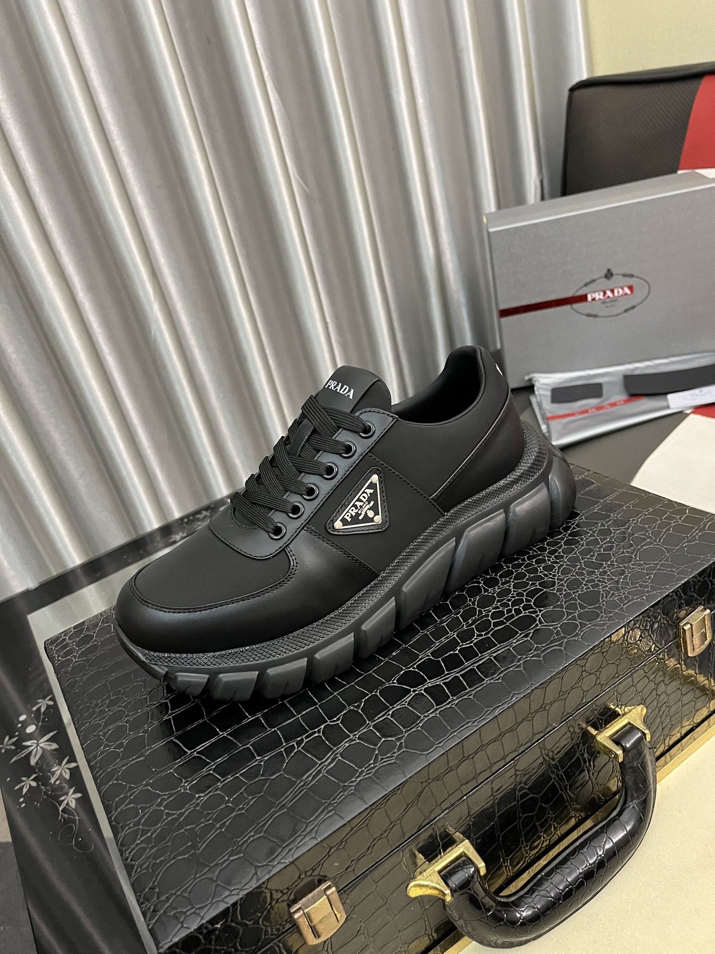 NO:557869,[PRADA] Prada - High-end quality original casual sports shoes - Imported tumbled calfskin for the upper, suede calfskin, and Nappa calfskin for the shoe body. Sewing brand metal fasteners, tongue. Heel. Silk-printed high-frequency brand LOGO - Water-dyed cowhide inside - Outsole ultra-light TPU foam rubber; two-color molded outsole - Ultra-high quality control, fine workmanship highlighted (high-end, luxury, grade) -Size  38-44 (45, can be customized)·,,prada,prada,sneakers,cowhide19860909【PRADA】普拉达 -高端品质 原单·休闲运动鞋 -鞋面进口摔纹小牛皮、反绒小牛皮、鞋身纳帕小牛皮.车缝品牌金属扣件、鞋舌.后跟.丝印高周波品牌LOGO -内里水染牛皮 -大底超轻TPU发泡·橡胶；双色成型大底 -超高品控·做工精细凸显(高端·贵气·档次) -Size 38-44（45,可订做)·,,prada,prada,sneakers,cowhide,Men's shoes