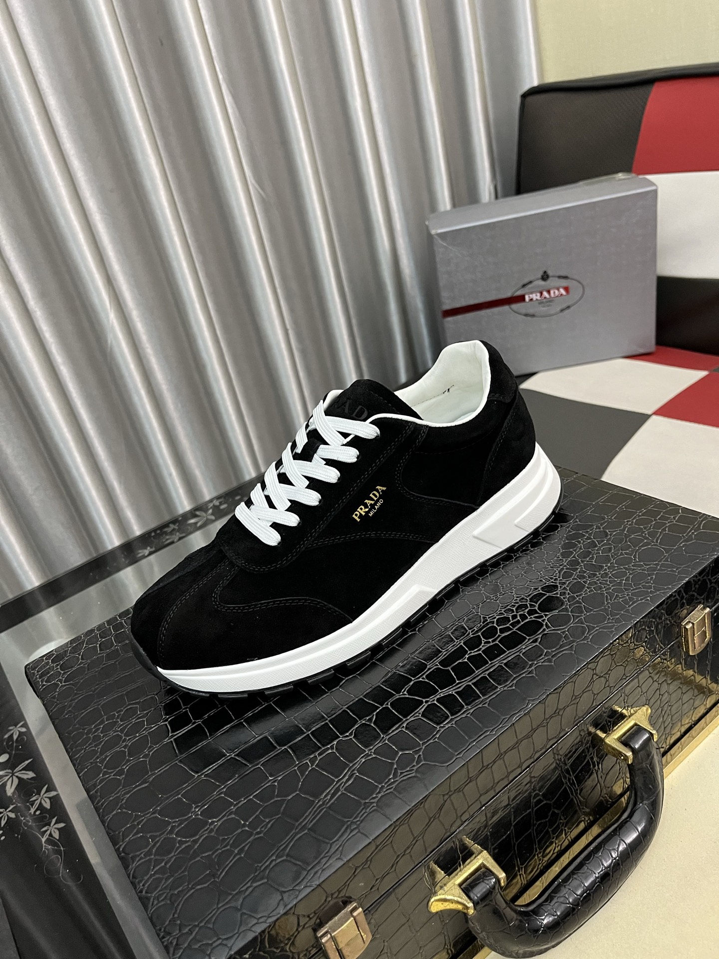NO:557886,[PRADA] Prada - High-end quality original casual sports shoes - Imported tumbled calfskin for the upper, suede calfskin, and Nappa calfskin for the shoe body. Sewing brand metal fasteners, tongue. Heel. Silk-printed high-frequency brand LOGO - Water-dyed cowhide inside - Outsole ultra-light TPU foam rubber; two-color molded outsole - Ultra-high quality control, fine workmanship highlighted (high-end, luxury, grade) -Size  38-44 (45, can be customized)·,,prada,prada,sneakers,cowhide19860909【PRADA】普拉达 -高端品质 原单·休闲运动鞋 -鞋面进口摔纹小牛皮、反绒小牛皮、鞋身纳帕小牛皮.车缝品牌金属扣件、鞋舌.后跟.丝印高周波品牌LOGO -内里水染牛皮 -大底超轻TPU发泡·橡胶；双色成型大底 -超高品控·做工精细凸显(高端·贵气·档次) -Size 38-44（45,可订做)·,,prada,prada,sneakers,cowhide,Men's shoes