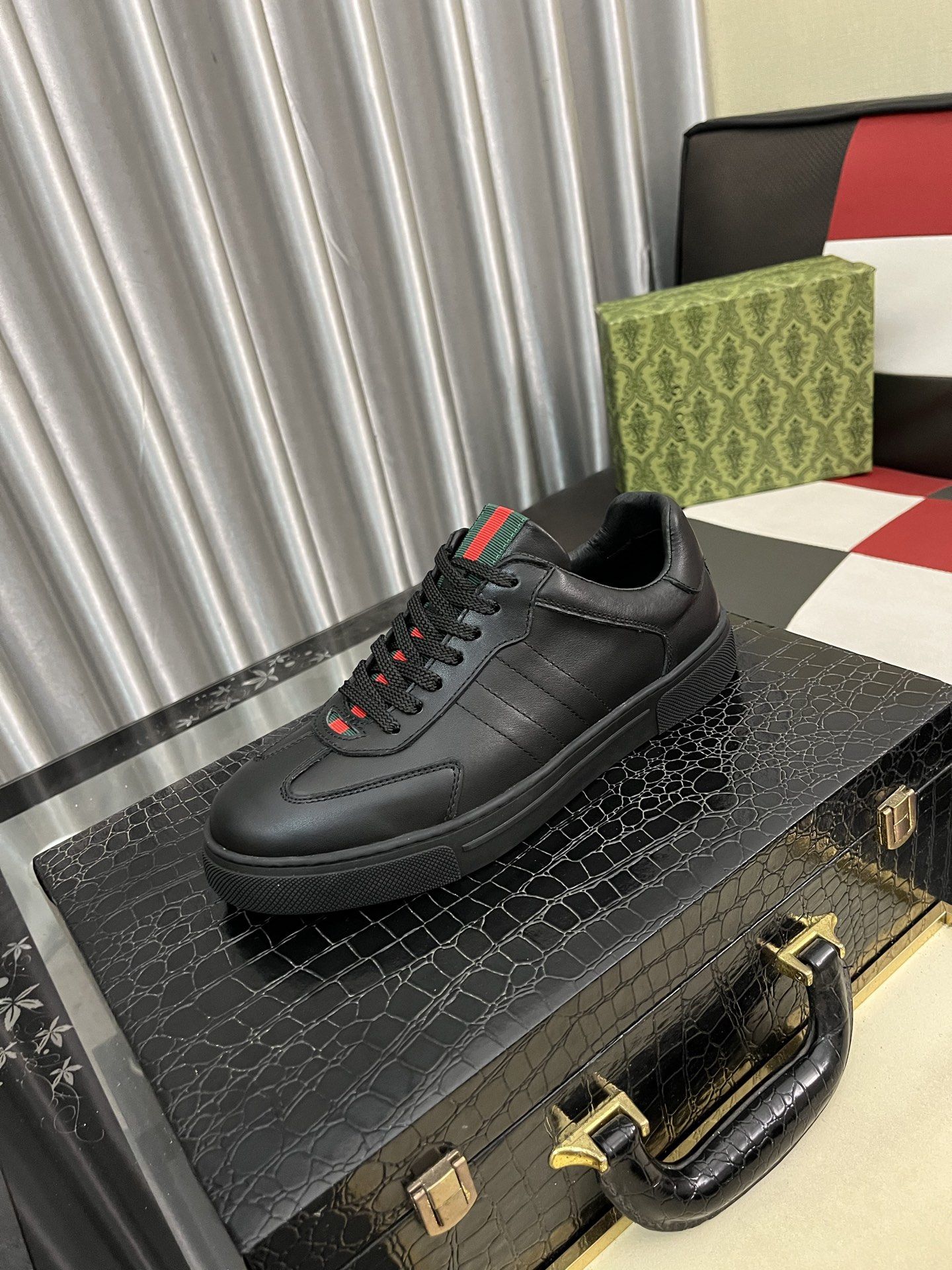 NO:558090,Gucci original quality. ~ Unique modern style sports shoes. A must-have for trendy men's casual shoes. Original brand imported from Italy, imported original leather, sheep's lining (refuses to discolor and grind feet) soles are specially provided by the original factory, French lazy style design, close to the feet, original quality super comfortable original sole. Just like the real thing, the real thing is better, the size is 38-442 colors available, gucci, sneakers19860909古奇Gucci原单品质.～ 独特现代风运动鞋.休闲鞋潮男必备款 意大利进口原版品牌,进口原版皮,羊里（拒绝脱色磨脚）鞋底原厂特供原版底,法国懒人风格设计 贴脚 在贴原单品质 超舒服原版底 .就好像实物拍摄实物更赞 ,码数38-442色可选,,gucci,sneakers,Men's shoes