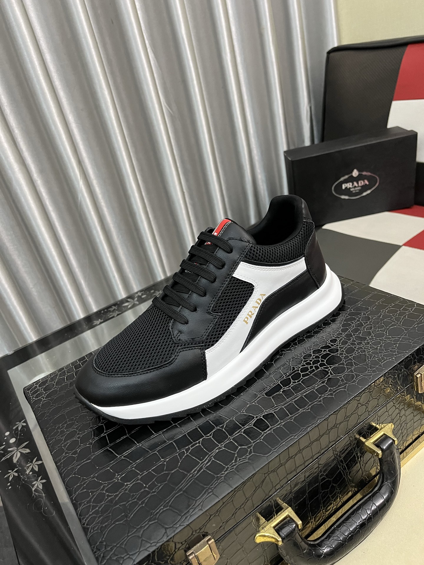 NO:558096,'Prada' men's classic casual shoes, imported first-layer cowhide with special materials, imported Italian water-dyed calfskin lining, high-end and comfortable, original outsole is light and wear-resistant!  Purely handmade, details determine quality!  Size38-444 colors available,,prada,cowhide19860909《普拉达》男士经典休闲鞋,进口头层牛皮配专用材料,意大利进口水染小牛皮内里高档舒适,原版大底轻盈耐磨！纯手工制作,细节决定品质！Size38-444色可选,,prada,cowhide,Men's shoes