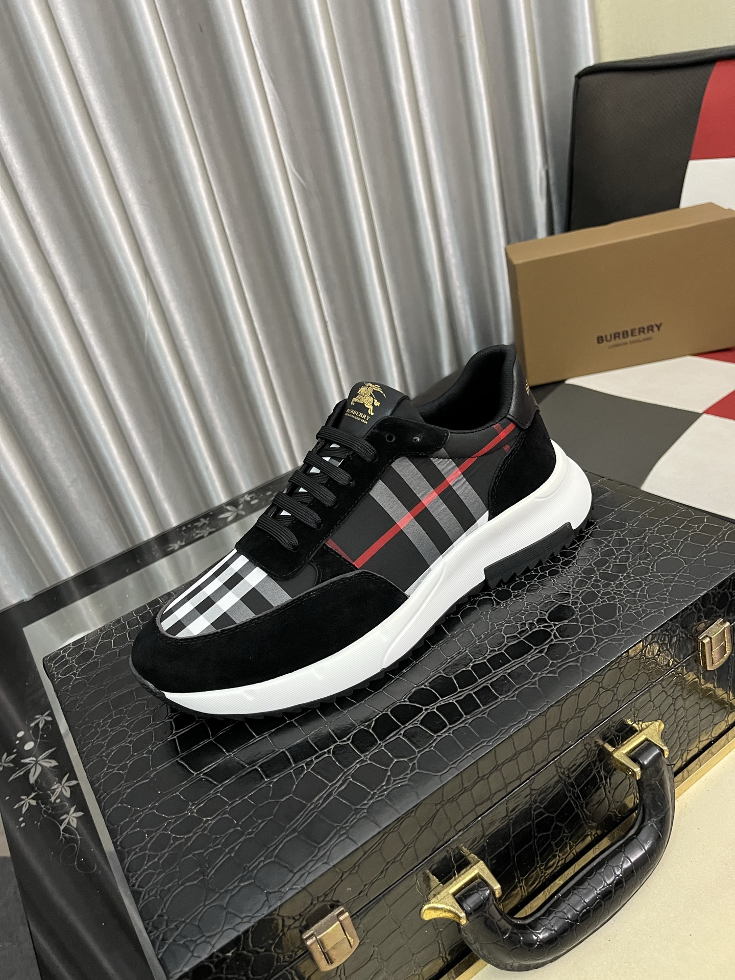 NO:574437,'Burberry' men's fashionable casual shoes, high-quality uppers made of imported Italian cowhide stitching printed fabrics, breathable lining + pigskin feet, fine workmanship, high-end atmosphere, fashionable model shape. Rubber wear-resistant outsole. Sizes 38-443 colors available, burberry, cowhide19860909《巴宝莉》男士时尚潮流休闲鞋,高品质鞋面采用进口意大利牛皮拼接印花面料,透气内里+猪皮垫脚,做工精细,高端大气,有时尚典范造型.橡胶耐磨大底.码数38-443色可选,,burberry,cowhide,Men's shoes