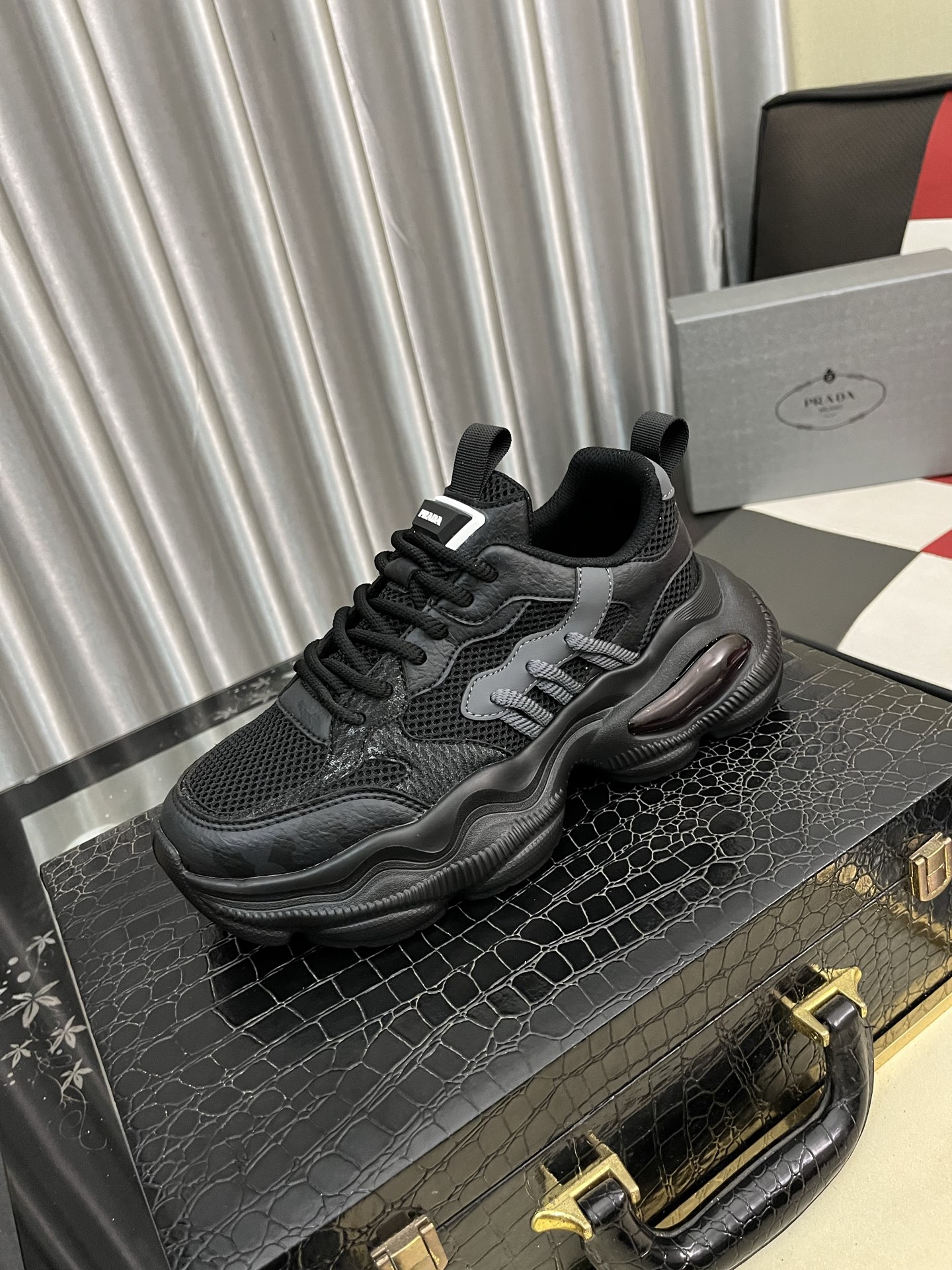 NO:574460,'Prada' men's classic casual shoes, imported first-layer cowhide with special materials, imported Italian water-dyed calfskin lining, high-end and comfortable, original outsole is light and wear-resistant!  Purely handmade, details determine quality!  Size 38-443 colors available, prada, cowhide19860909《普拉达》男士经典休闲鞋,进口头层牛皮配专用材料,意大利进口水染小牛皮内里高档舒适,原版大底轻盈耐磨！纯手工制作,细节决定品质！Size38-443色可选,,prada,cowhide,Men's shoes