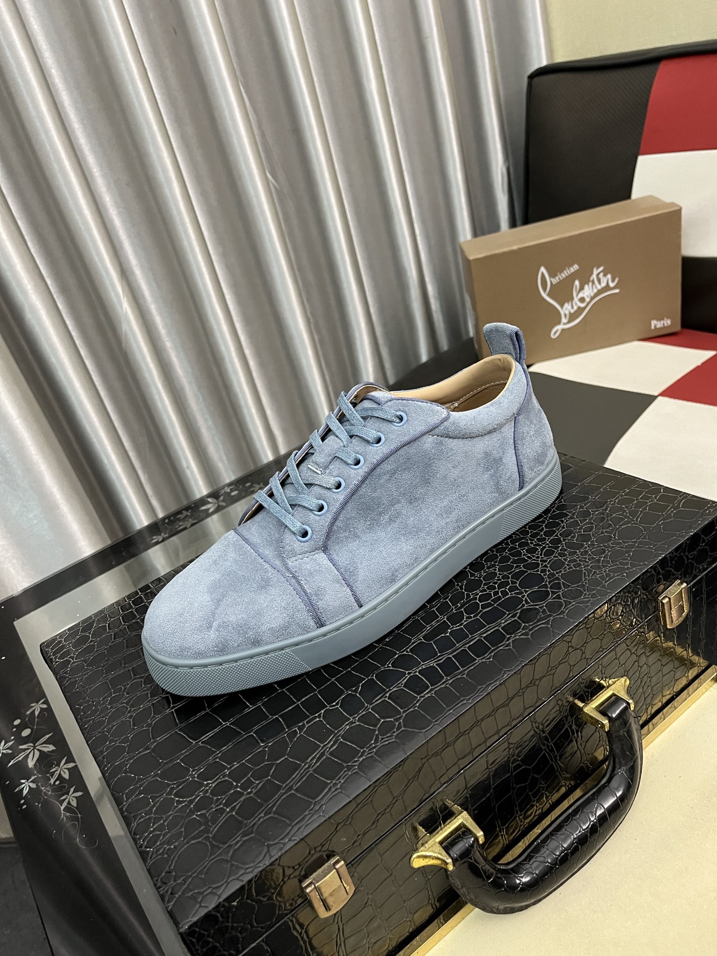 NO:574532,christian louboutin (CL red sole shoes) counter series, casual sneakers, exclusive hot style release event, latex foot pads, finished outsole sewing line [satisfied] original imported genuine leather upper, top original leather lining, original molded TPU outsole, original 1:1 detail processing, original shoe last, code number 38-44, christian louboutin19860909christian louboutin（CL红底鞋）专柜系列,休闲板鞋  独家热款发布活动乳胶垫脚成品大底车线[得意]原版进口真皮鞋面,顶级原版皮内里,原版开模tpu大底,原版1:1细节处理,原版鞋楦,码数38-44,,christian louboutin,Men's shoes