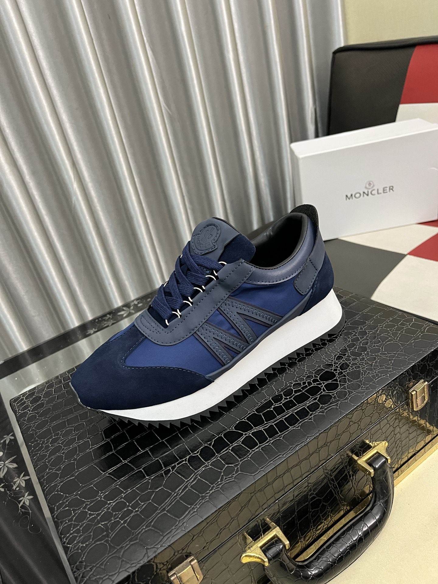 NO:574694,Moncler/Mongolian men's casual sports shoes, with comfortable performance, made of imported high-elasticity cloth!  It combines innovation, functionality and graphic details to interpret fashion. The outsole is made of high-elastic rubber foam, which has high elasticity and high wear resistance, improving comfort!  Size36-46,,Moncler,sneakers19860909Moncler/蒙口男士休闲运动鞋,具有舒适性能,采用进口滴胶高弹力布！兼备创新、功能性与图形细节于一体,诠释潮流时尚.大底高弹橡胶发泡组合成型,具有高弹性高耐磨性,提高舒适性！Size36-46,,Moncler,sneakers,Men's shoes