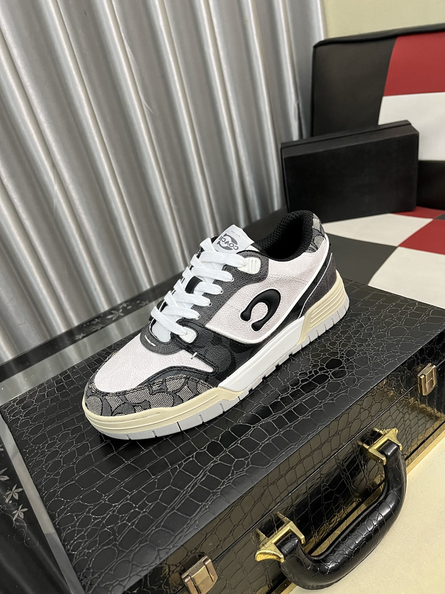 NO:664162,COACH's exclusive new men's low-top casual lace-up sneakers, casual, fashionable and versatile, can be worn in all seasons!  !  Sneakers can be said to be the most popular type of shoe every year. They are a trendy choice for today's young people. This casual men's shoe adopts a convenient lace-up design, which further improves the comfort, fit and breathability of the upper foot!  !  The upper material is imported cowhide!  High-end atmosphere, adding visual layering, more casual and fashionable, showing a fresh and energetic side, breathable mesh interior!  Comfortable on the foot, soft and breathable, outsole official website wear-resistant outsole, multiple colors to choose from!  Sizes 39, 40, 41, 42, 43, 44 standard size (38 45 customized),,coach,coach,cowhide19860909COACH蔻驰独家新款男士低帮休闲系带板鞋,休闲时尚百搭款,四季可穿！！板鞋可以说是每年最流行的一款鞋了,适合现在年轻人的潮流选择,这款休闲男鞋采用便捷的系带设计,更加提升上脚舒适贴合度,透气度！！鞋面材质进口牛皮！高端大气,增添视觉上的层次感,更加休闲时尚,展现出清新活力的一面,内里透气网里 ！上脚舒适,柔软透气,大底官网耐磨大底,多色选！尺码39、40、41、42、43、44标准码（38 45定做）,,coach,coach,cowhide,Men's shoes