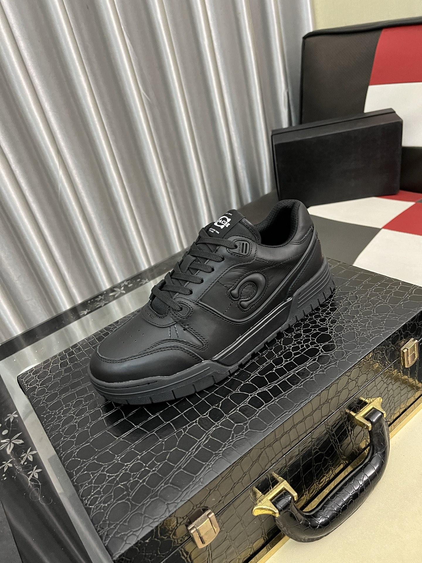 NO:574702,COACH's exclusive new men's low-top casual lace-up sneakers, casual, fashionable and versatile, can be worn in all seasons!  !  Sneakers can be said to be the most popular type of shoe every year. They are a trendy choice for today's young people. This casual men's shoe adopts a convenient lace-up design, which further improves the comfort, fit and breathability of the upper foot!  !  The upper material is imported cowhide!  High-end atmosphere, adding visual layering, more casual and fashionable, showing a fresh and energetic side, breathable mesh interior!  Comfortable on the foot, soft and breathable, outsole official website wear-resistant outsole, multiple colors to choose from!  Sizes 39, 40, 41, 42, 43, 44 standard size (38 45 customized),,coach,coach,cowhide19860909COACH蔻驰独家新款男士低帮休闲系带板鞋,休闲时尚百搭款,四季可穿！！板鞋可以说是每年最流行的一款鞋了,适合现在年轻人的潮流选择,这款休闲男鞋采用便捷的系带设计,更加提升上脚舒适贴合度,透气度！！鞋面材质进口牛皮！高端大气,增添视觉上的层次感,更加休闲时尚,展现出清新活力的一面,内里透气网里 ！上脚舒适,柔软透气,大底官网耐磨大底,多色选！尺码39、40、41、42、43、44标准码（38 45定做）,,coach,coach,cowhide,Men's shoes