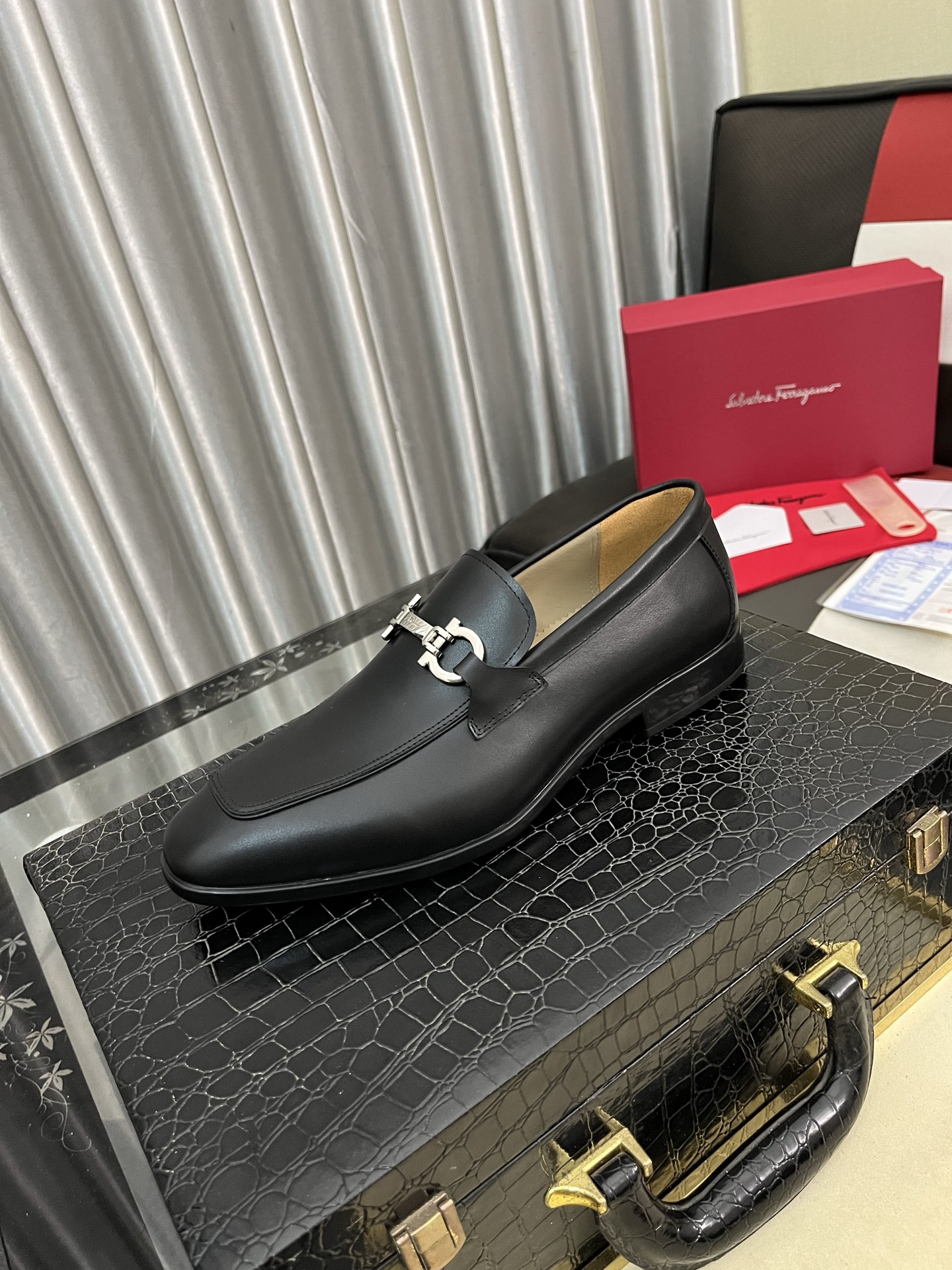 NO:574756,[Ferragamo] The original shoe upper is reproduced, and it is the original product. Super domineering. The upper is made of high-quality cowhide leather. Formal business leather shoes. Made of genuine leather inside and outside, cowhide lining (refuses to discolor and grind the feet), simple and elegant, super versatile. The upper pieces are carefully designed by hand. The original shoe is reproduced and is so cool. Lazy slip-on shoes. High-quality sneakers, men's shoe size 38-44, ferragamo, cowhide19860909【菲拉格慕】原单鞋面复刻 更是原单货 超级霸气 鞋面采用优质牛皮皮料正装商务皮鞋 内外全真皮制作,牛里（拒绝脱色磨脚）,简单大方超级百搭 鞋面精片经过人工精心设计 原单复刻而上酷毙了 懒人套脚便鞋 高品质板鞋,男鞋码数38-44,,ferragamo,cowhide,Men's shoes