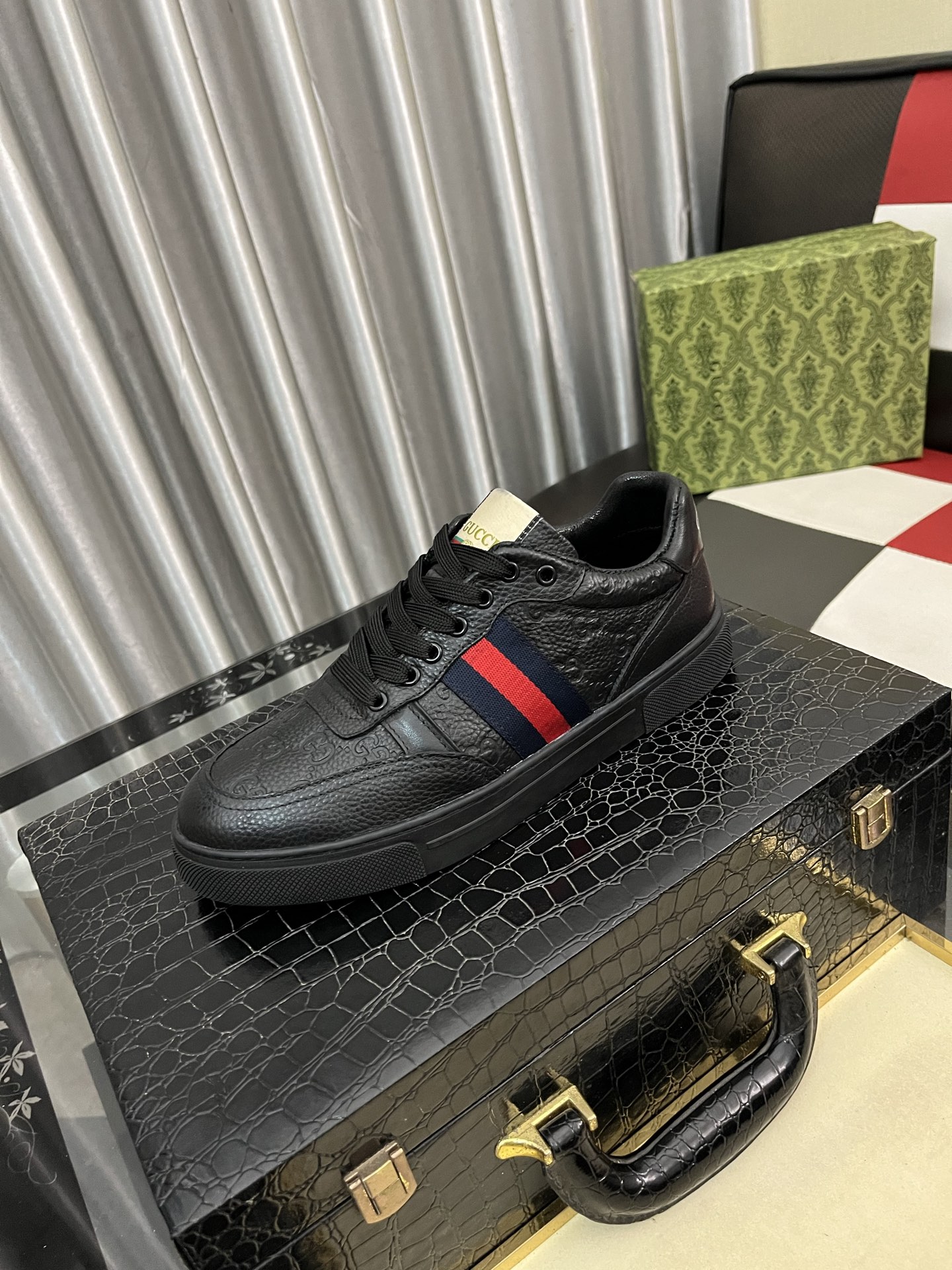 NO:574931,Gucci's new casual shoes are reproduced from the original version, with first-class workmanship and counter synchronization technology, imported frosted cowhide leather uppers, comfortable sheepskin lining, suitable for all kinds of travel, original replica outsole, code number 38-44,,cowhide,sheepskin19860909古奇新款休闲鞋原版复刻出品,做工一流专柜同步技术、鞋面进口磨砂牛皮,舒适羊皮内里、@适合各种出行,原版复刻大底,码数38-44,,cowhide,sheepskin,Men's shoes