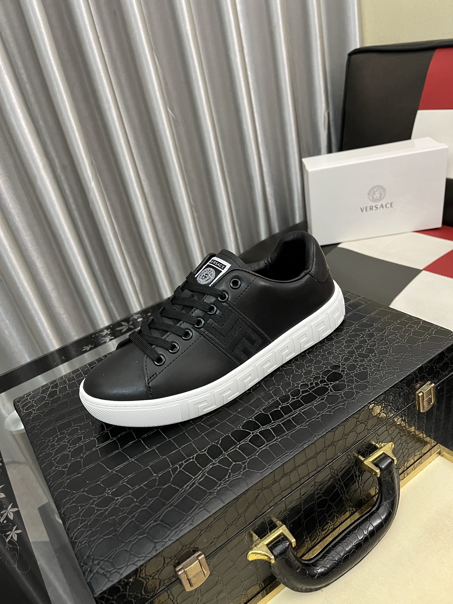 NO:574935,【versace】Versace’s latest model is carefully crafted and set off the audience!  An international brand that continues to innovate. This men's casual shoe for all seasons has a cowhide upper, sheepskin lining and a rubber outsole. It is breathable and comfortable, and its quality speaks for itself. Size 38-44, versace, versace, cowhide, sheepskin19860909【versace】范思哲最新款精心打造,引爆全场！不断创新的国际品牌 此款男士四季款休闲鞋,牛皮鞋面羊皮内里橡胶大底,透气舒适以质量说话 码数38-44,,versace,versace,cowhide,sheepskin,Men's shoes