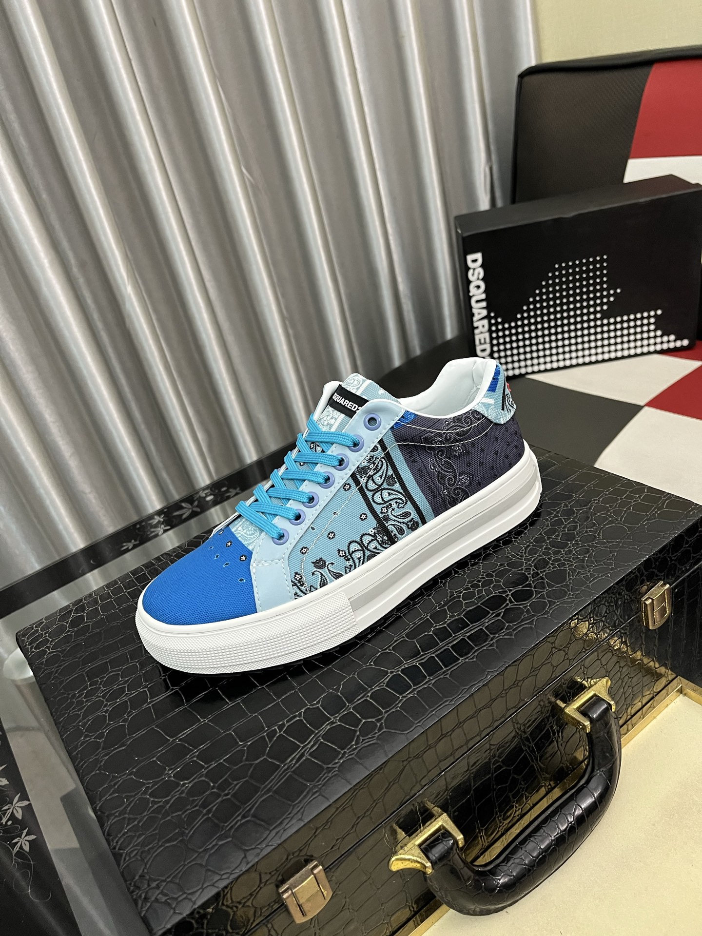 NO:704672,[D2~] Men's casual shoes are on sale simultaneously in 2025z cabinets. Size: 38-44 # 4 colors. The upper is made of multi-material spliced ​​genuine leather lining, which is comfortable and breathable. The original sole is comfortable and wear-resistant. The real thing is better when photographed in person.19860909【D2～】男士休闲鞋 2025z柜同步发售 码数:38-44 # 4个颜色鞋面选用多材质拼接真皮内里,舒适透气,鞋底原版舒适耐磨大底,实物拍摄实物更赞,,Men's shoes