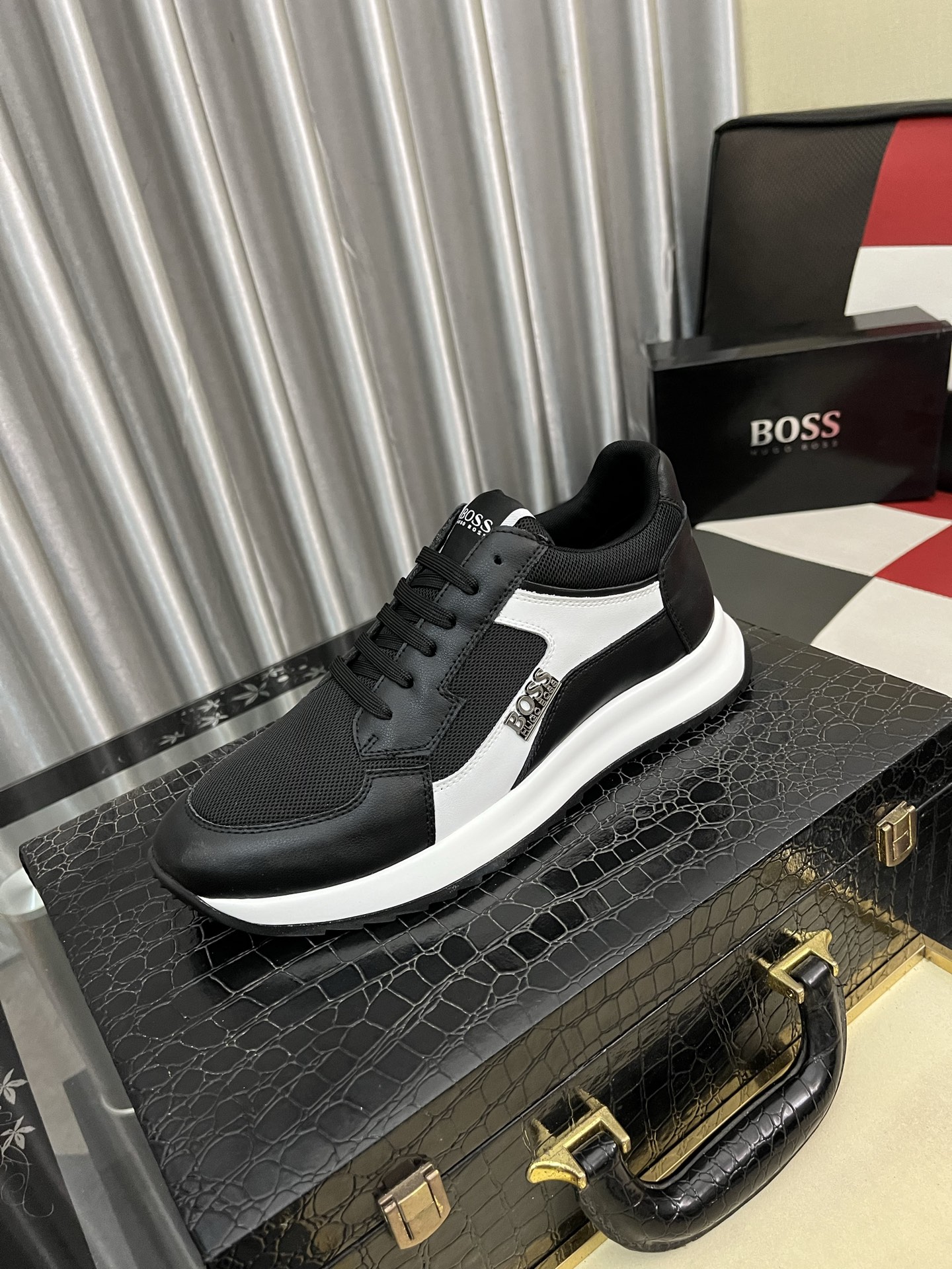 NO:711702,[BOOS] Men's casual shoes are made of imported calfskin uppers, ultra-breathable and comfortable, fine workmanship and high-end atmosphere. They have a fashionable model shape. The foamed transparent wear-resistant outsole is comfortable to wear and worth owning. Available in 38-443 colors, cowhide19860909【BOOS】男鞋休闲鞋原单品质鞋面采用进口小牛皮,超透气舒适内里做工精细,高端大气.有时尚典范造型.发泡透明耐磨大底,穿着舒适,值得拥有.码数38–443色可选,,cowhide,Men's shoes