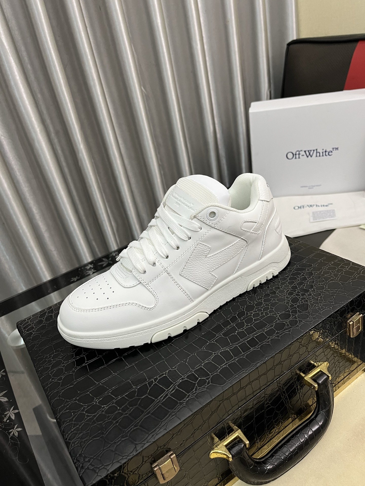 NO:579441,OFF-White C/O VirGil Abloh fashionable and versatile casual shoes. Exclusive first release. Made of eco-friendly cowhide leather combined with mesh fabric upper material. The insole is embedded with foam cushioning EVA material. The correct midsole is equipped with EVA lightweight cushioning. External tooth stud anti-slip rubber outsole. The correct accessories can be customized simultaneously. Women's 35-40 men's 39-45, off white19860909OFF-White C/O VirGil Abloh 时尚百搭休闲鞋 独家首发新款 采用环保牛剖革组合网织布鞋面材质 鞋垫嵌入发泡缓震EVA物料 正确中底搭载EVA轻量缓震 外置牙钉防滑橡胶大底 正确配件同步定制 女款35-40男款39-45,,off white,Men's shoes