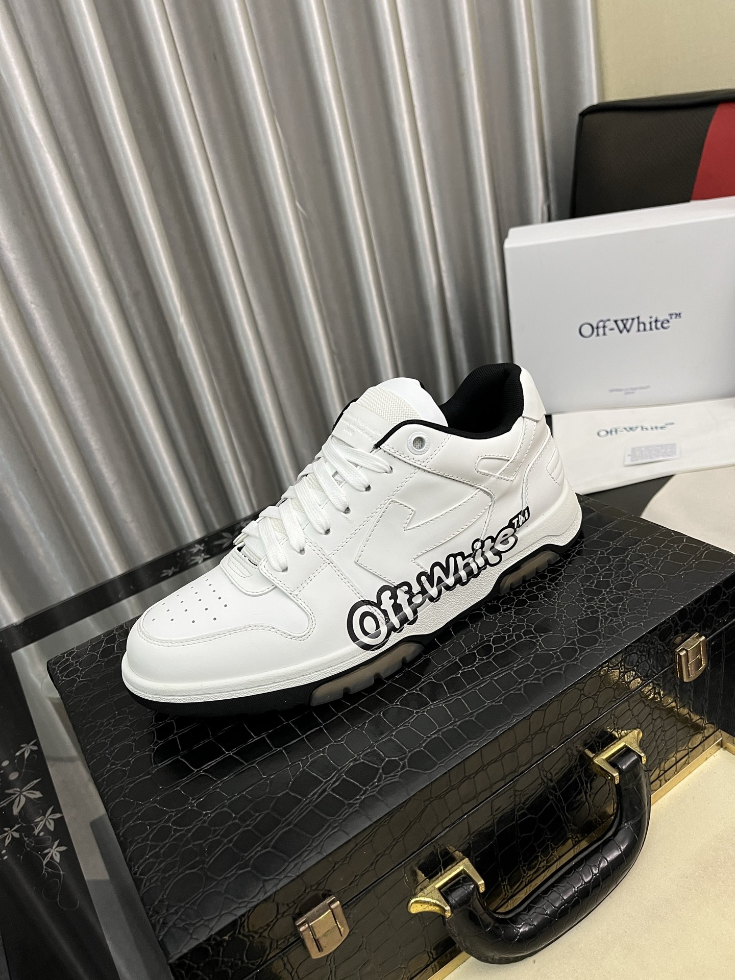 NO:579447,OFF-White C/O VirGil Abloh fashionable and versatile casual shoes. Exclusive first release. Made of eco-friendly cowhide leather combined with mesh fabric upper material. Insole embedded with foam cushioning EVA material. Correct midsole equipped with EVA lightweight cushioning. External tooth stud rubber outsole. Correct accessories can be customized simultaneously. Women's model 35-40, men's model 39-45, off white19860909OFF-White C/O VirGil Abloh 时尚百搭休闲鞋 独家首发新款 采用环保牛剖革组合网织布鞋面材质 鞋垫嵌入发泡缓震EVA物料 正确中底搭载EVA轻量缓震 外置牙钉橡胶大底 正确配件同步定制 女款35-40男款39-45,,off white,Men's shoes