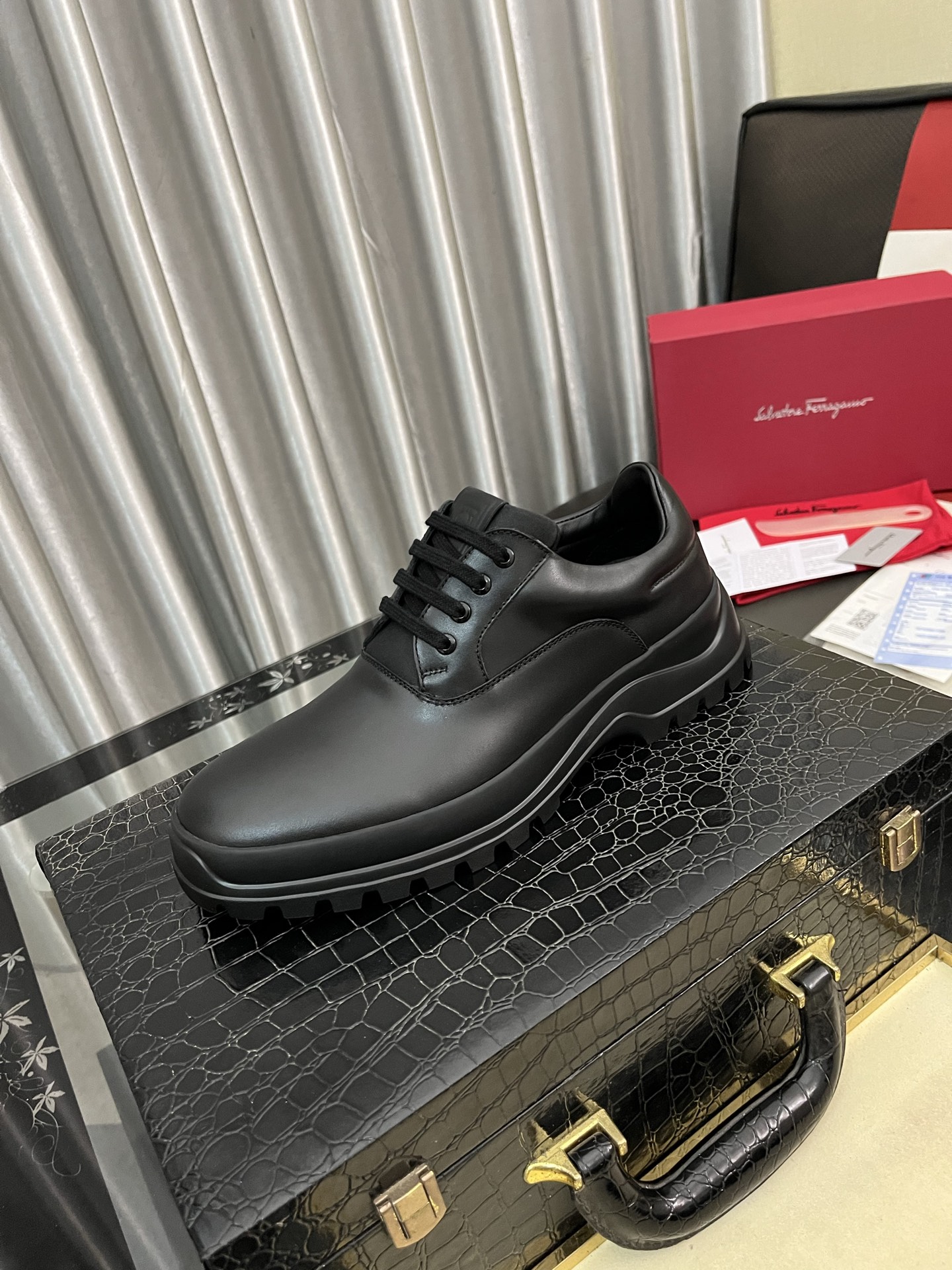 NO:579451,[Ferragamo] The upper of the original shoe is reproduced, and it is even more original. It is super domineering. The upper is made of high-quality cowhide leather. Formal business leather shoes. Made of genuine leather inside and outside, with cowhide lining (refuses to discolor and grind the feet). It is simple, elegant and super versatile. The upper is carefully designed by hand. It is so cool that it is reproduced from the original shoe. There are 38-444 sizes available, ferragamo, cowhide.19860909【菲拉格慕】原单鞋面复刻 更是原单货 超级霸气 鞋面采用优质牛皮皮料正装商务皮鞋 内外全真皮制作,牛里（拒绝脱色磨脚）,简单大方超级百搭 鞋面精片经过人工精心设计 原单复刻而上酷毙了 码数38-444款可选,,ferragamo,cowhide,Men's shoes