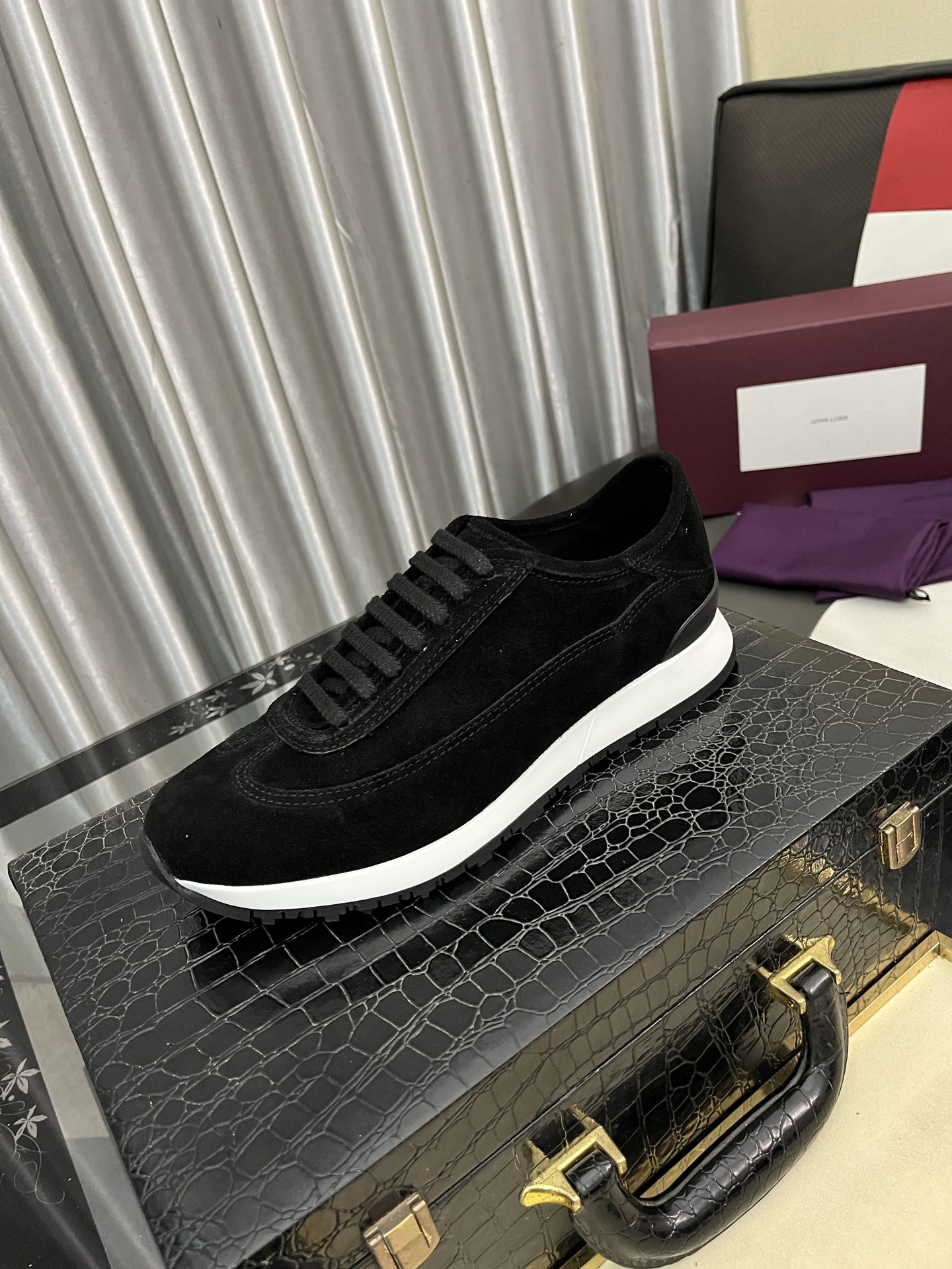 NO:579399,A brand of Hermès - (John Lobb-John Lobb) The original combination outsole is developed with TPU material backing, non-slip and wear-resistant PU foam upper layer, soft and light. The TPU material back cover has good support, and the original foot pads are developed with PU foam pads. The size (38-47) is one size larger, single size outside, hermes19860909爱马仕旗下品牌-（John Lobb-约翰·洛布）原版组合大底开发tpu材料底片防滑耐磨pu发泡上层软轻.tpu材料后套支撑好,原版垫脚开发pu发泡垫脚,码数（38-47）偏大一码,外单码,,hermes,Men's shoes