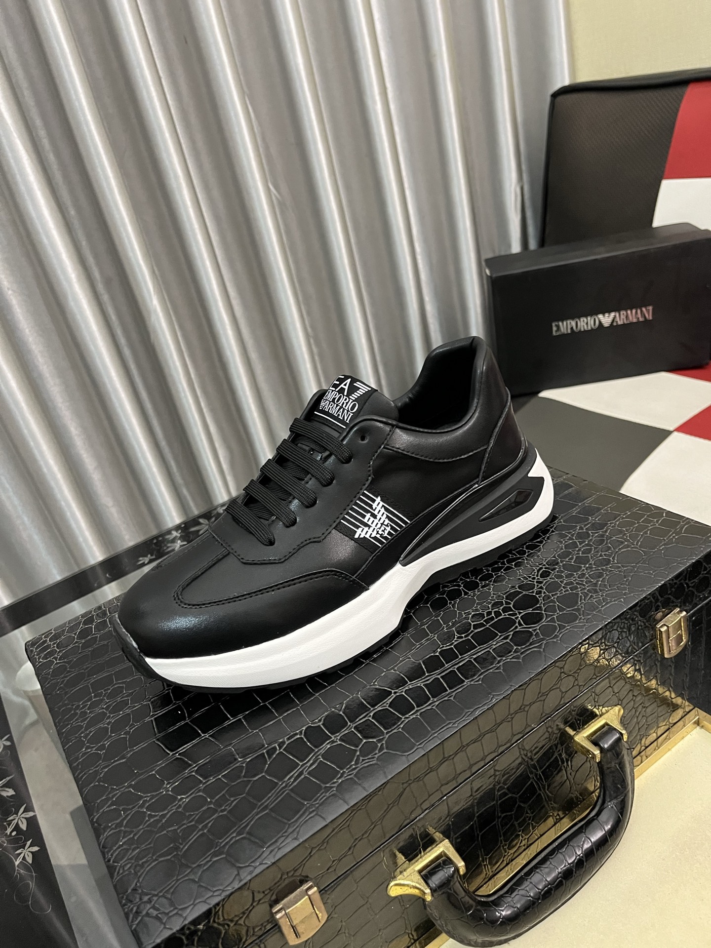 NO:579405,[Armani] Armani's latest casual shoes, hot-selling same style on the official website [satisfied] original hot-selling model. Original factory cowhide material 11 original boards, wool lining, original foam outsole. Body accessories one-to-one molding, counter quality. Dear friends, if you are still worried about wearing matching shoes, then this shoe is your best choice!  38-442 colors available,,armani,armani,cowhide19860909【Armani】阿玛尼最新新款休闲鞋 火爆热卖官网同款[得意]原单爆款 .原工厂牛皮材料11原板 羊毛内里,原厂发泡大底.身配件一比一开模 专柜品质 亲们你还为穿着搭配鞋发愁那这款鞋你就是你不二的选择！38-442色可选,,armani,armani,cowhide,Men's shoes