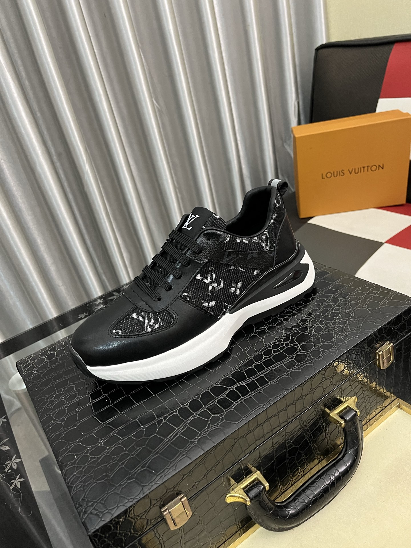 NO:579410,'Louis vuitton/LV Louis Vuitton' original order quality. ~ Unique modern style sports shoes. A must-have for trendy men's casual shoes. Original brand imported from Italy, imported original leather, cowhide (refuse to discolor and grind feet) soles are specially provided by the original factory, French lazy style design, close to the feet, original order quality, super comfortable original sole. Size 38-442 colors available, louis vuitton, louis vuitton, louis vuitton, sneakers19860909《 Louis vuitton/LV 路易威登 》原单品质.～ 独特现代风运动鞋.休闲鞋潮男必备款 意大利进口原版品牌,进口原版皮,牛里（拒绝脱色磨脚）鞋底原厂特供原版底,法国懒人风格设计 贴脚 在贴原单品质 超舒服原版底 .码数38-442色可选,,louis vuitton,louis vuitton,louis vuitton,sneakers,Men's shoes