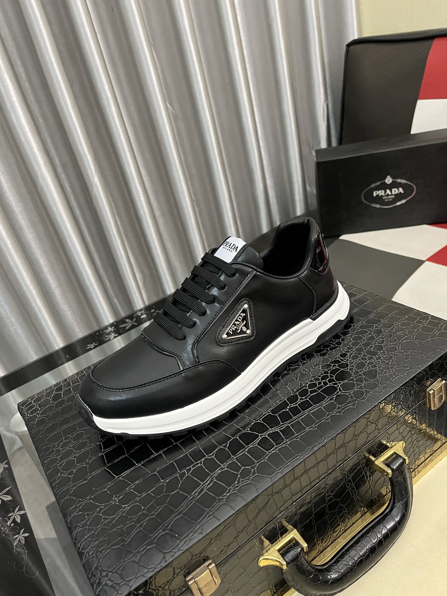 NO:579416,[PRADA] Prada casual shoes, original 1:1 development, high mercerized cowhide fabric with imported cowhide, silk sheepskin lining, rubber outsole, comfortable and soft on the foot, size 38-442 colors available, prada, prada, cowhide, sheepskin19860909【PRADA】普拉达休闲鞋,原版1比1开发,面料高丝光牛猄配进口牛皮,内里丝绸羊皮,大底橡胶,上脚舒适柔软,码数38-442色可选,,prada,prada,cowhide,sheepskin,Men's shoes