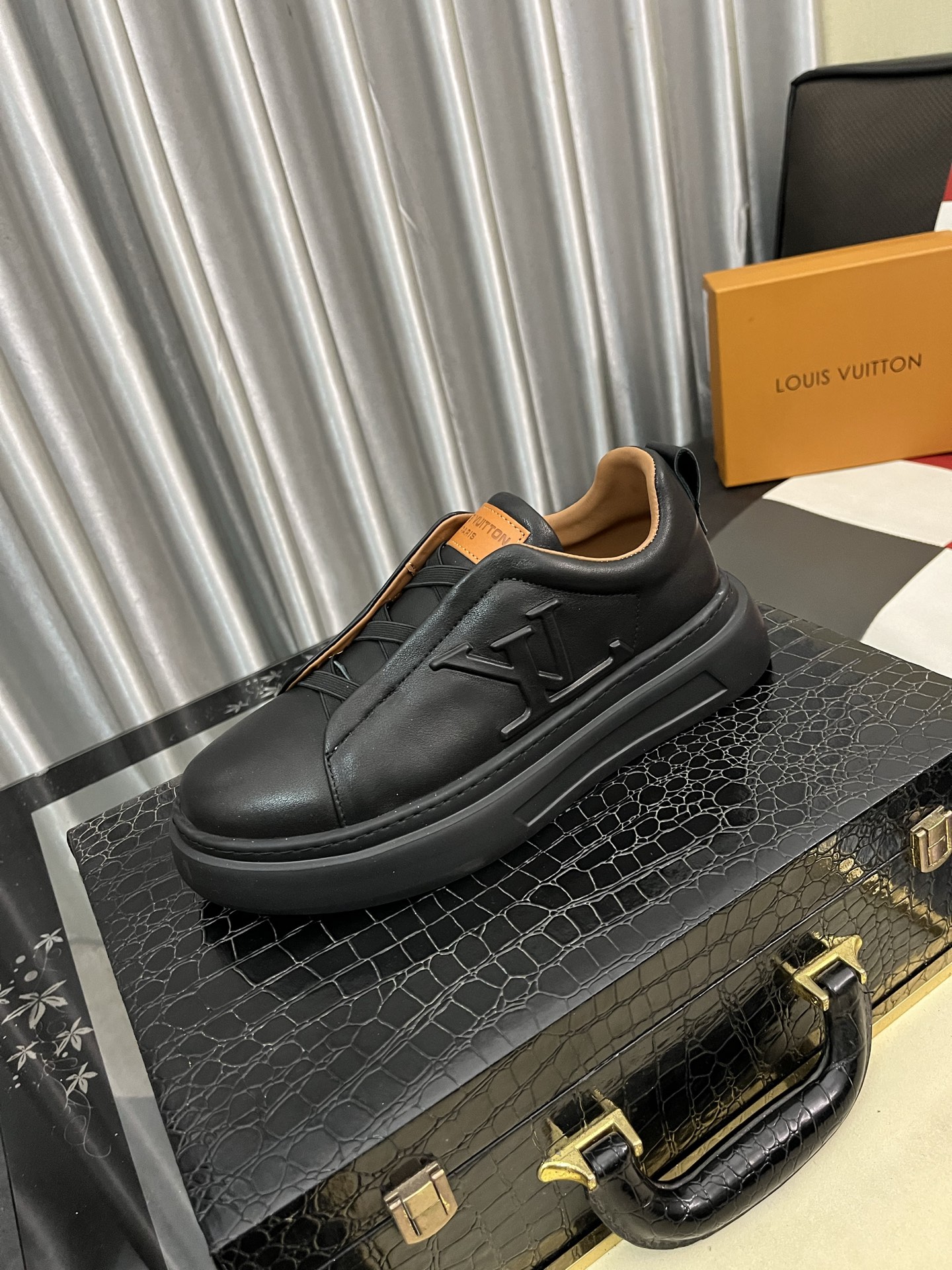 NO:579423,LV Louis Vuitton. The latest trendy shoes and casual shoes are popular in physical stores. New spring and summer comfortable imported custom original cowhide, unique jacquard fabric element design. With sheepskin lining, LV original bottom, [sun][sun] high-end packaging, high-quality details determine the quality, you can enter and leave the counter at will, the size is 38-442 colors available,, louis vuitton, louis vuitton, cowhide, sheepskin19860909LV 路易威登.最新潮鞋休闲鞋实体店爆款.新品春夏季舒适进口定制原版牛皮,独特提花面料元素设计.搭配羊皮内里,Lv原版底,[太阳][太阳]高端包装高品质细节决定品质、可随意进出专柜,码数38-442色可选,,louis vuitton,louis vuitton,cowhide,sheepskin,Men's shoes