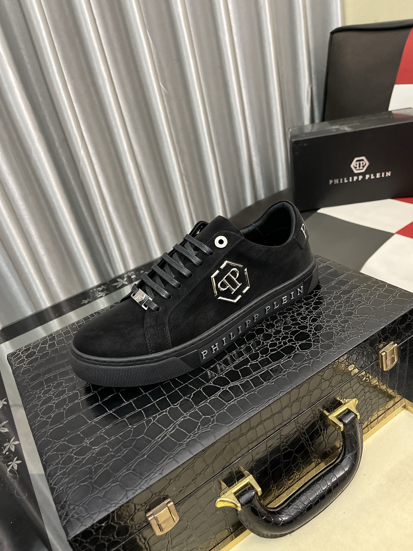 NO:579435,PP Philip, original quality. ~ Unique modern style sports shoes. A must-have for trendy men's casual shoes. Original brand imported from Italy, imported original leather, cowhide lining (refuses to discolor and grind feet) soles are specially provided by the original factory, French lazy style design, close to the feet, original quality, super comfortable original sole. Size 38-44,, PHILIPP PLEIN, sneakers19860909PP 菲利普 原单品质.～ 独特现代风运动鞋.休闲鞋潮男必备款 意大利进口原版品牌,进口原版皮,牛里（拒绝脱色磨脚）鞋底原厂特供原版底,法国懒人风格设计 贴脚 在贴原单品质 超舒服原版底 .码数38-44,,PHILIPP PLEIN,sneakers,Men's shoes