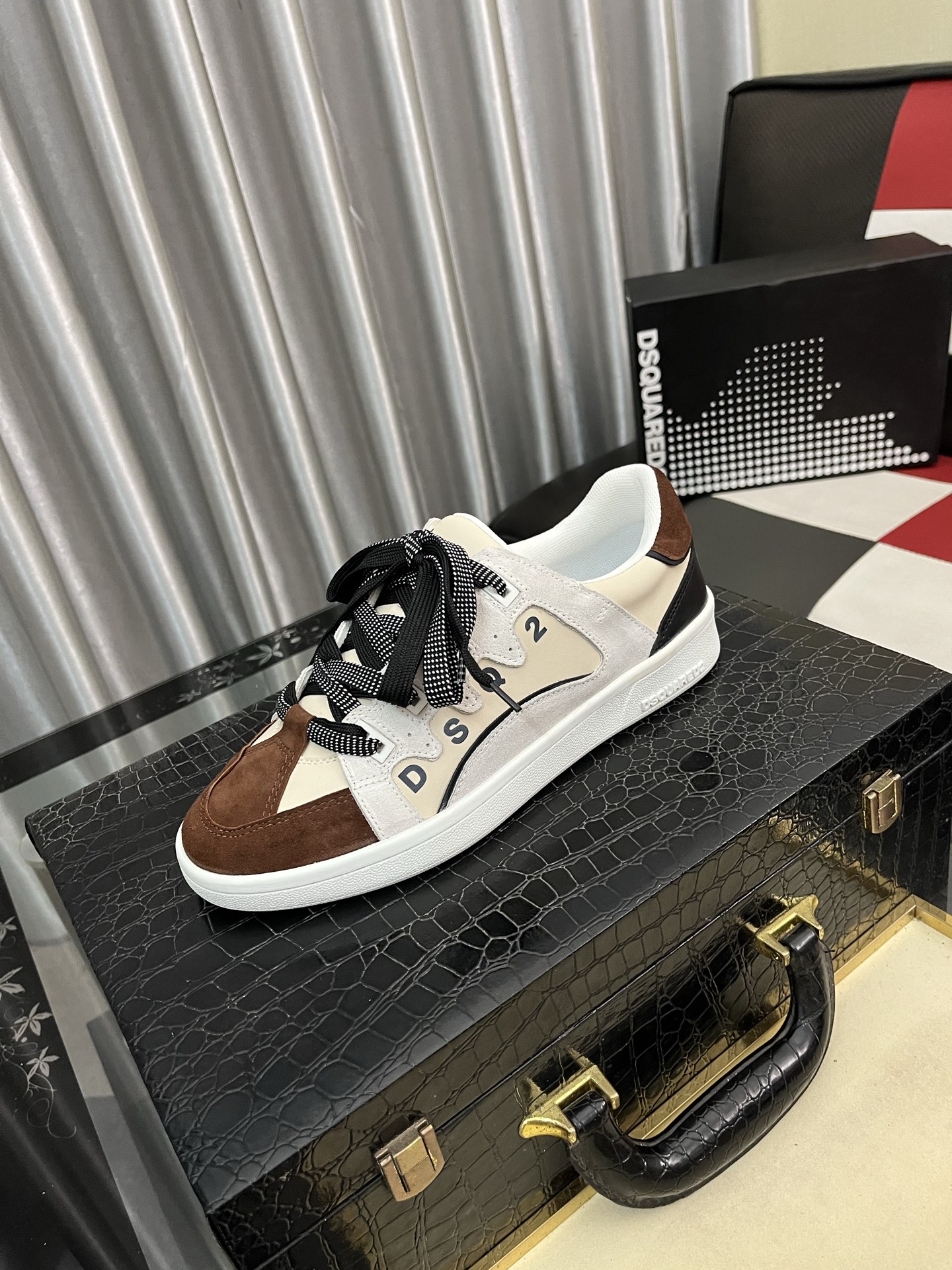 NO:588210,The latest version of D2 men's sports shoes D official website, very eye-catching men's casual shoes. Original comfortable lining. Original 1:1 outsole, unique fashion and avant-garde atmosphere, more noble!  It is the first choice for trendy men. Size 38-46, sneakers19860909D2男士 运动鞋D 官网最新版, 大气十分亮眼 男士休闲鞋.原版舒适内里.原版1:1大底 独具时尚前卫气息 ,更显尊贵！是潮男的首选.码数38-46,,sneakers,Men's shoes