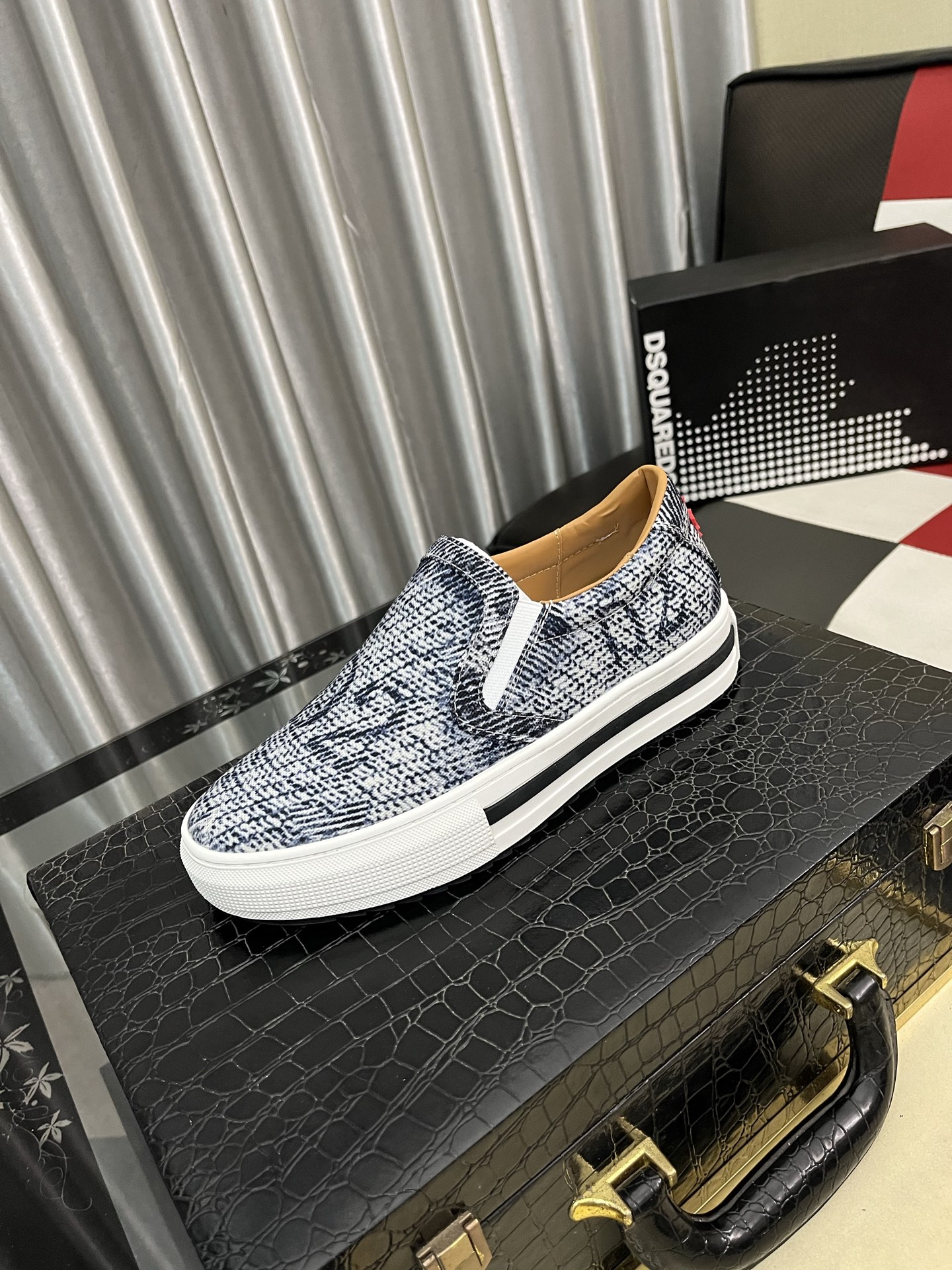 NO:588218,The latest version of D2 men's sports shoes D official website, very eye-catching men's casual shoes. Original comfortable lining. Original 1:1 outsole, unique fashion and avant-garde atmosphere, more noble!  It is the first choice for trendy men. Available in sizes 38-445, colors available, sneakers19860909D2男士 运动鞋D 官网最新版, 大气十分亮眼 男士休闲鞋.原版舒适内里.原版1:1大底 独具时尚前卫气息 ,更显尊贵！是潮男的首选.码数38-445色可选,,sneakers,Men's shoes