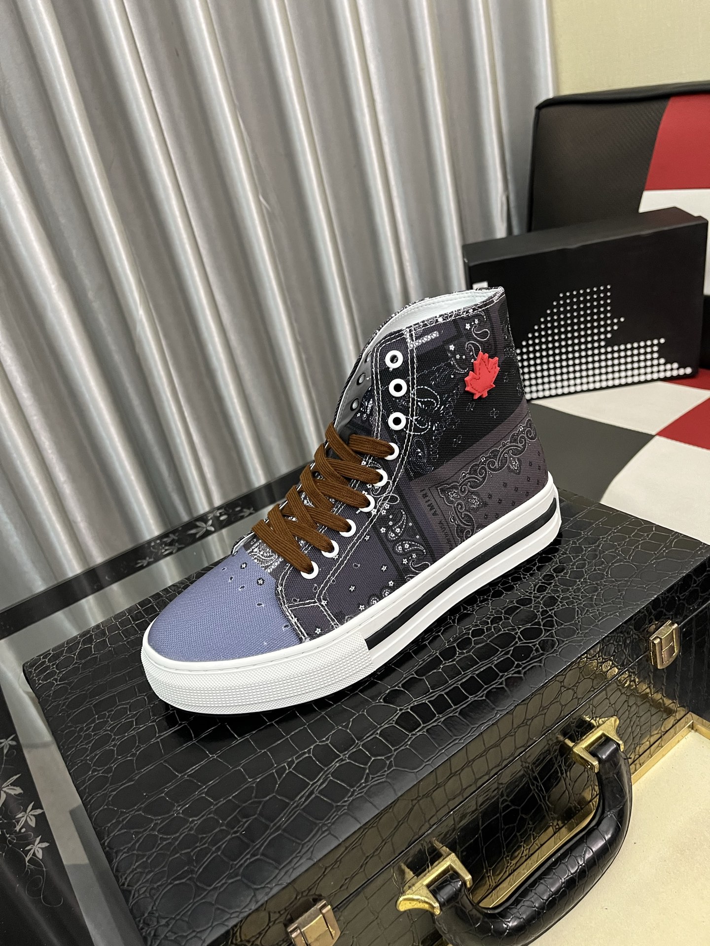 NO:588226,The latest version of D2 men's sports shoes D official website, very eye-catching men's casual shoes. Original comfortable lining. Original 1:1 outsole, unique fashion and avant-garde atmosphere, more noble!  It is the first choice for trendy men. Size 38-44, sneakers19860909D2男士 运动鞋D 官网最新版, 大气十分亮眼 男士休闲鞋.原版舒适内里.原版1:1大底 独具时尚前卫气息 ,更显尊贵！是潮男的首选.码数38-44,,sneakers,Men's shoes