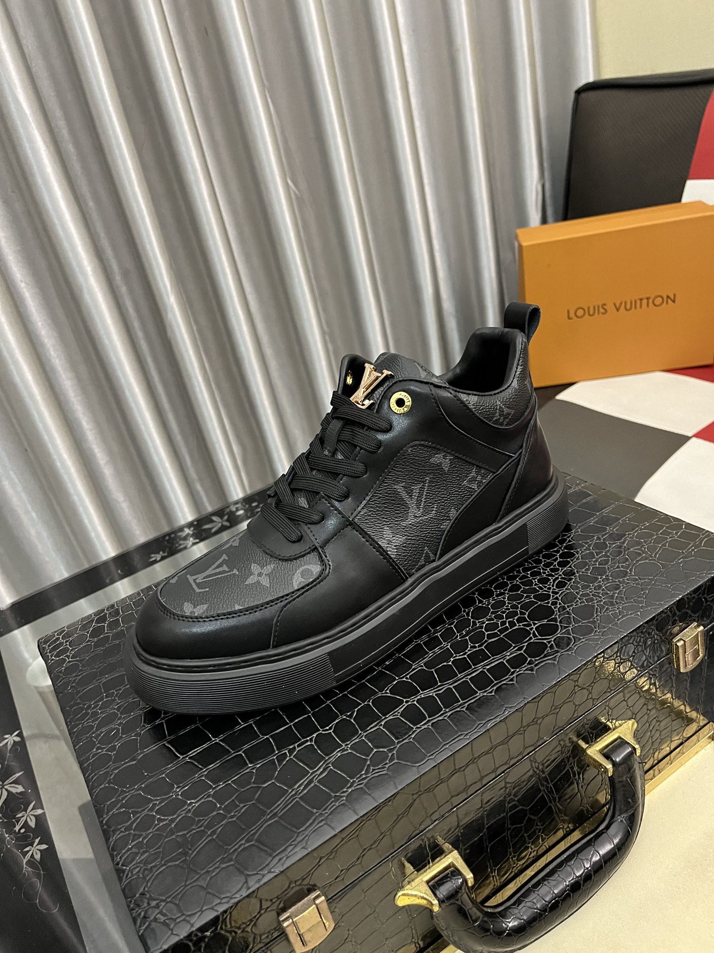 NO:588234,'Louis vuitton/LV Louis Vuitton' original order quality. ~ Unique modern style sports shoes. A must-have for trendy men's casual shoes. Original brand imported from Italy, imported original leather, cowhide (refuse to discolor and grind feet) soles are specially provided by the original factory, French lazy style design, close to the feet, original order quality, super comfortable original sole. Size 38-442 colors available, louis vuitton, louis vuitton, louis vuitton, sneakers19860909《 Louis vuitton/LV 路易威登 》原单品质.～ 独特现代风运动鞋.休闲鞋潮男必备款 意大利进口原版品牌,进口原版皮,牛里（拒绝脱色磨脚）鞋底原厂特供原版底,法国懒人风格设计 贴脚 在贴原单品质 超舒服原版底 .码数38-442色可选,,louis vuitton,louis vuitton,louis vuitton,sneakers,Men's shoes