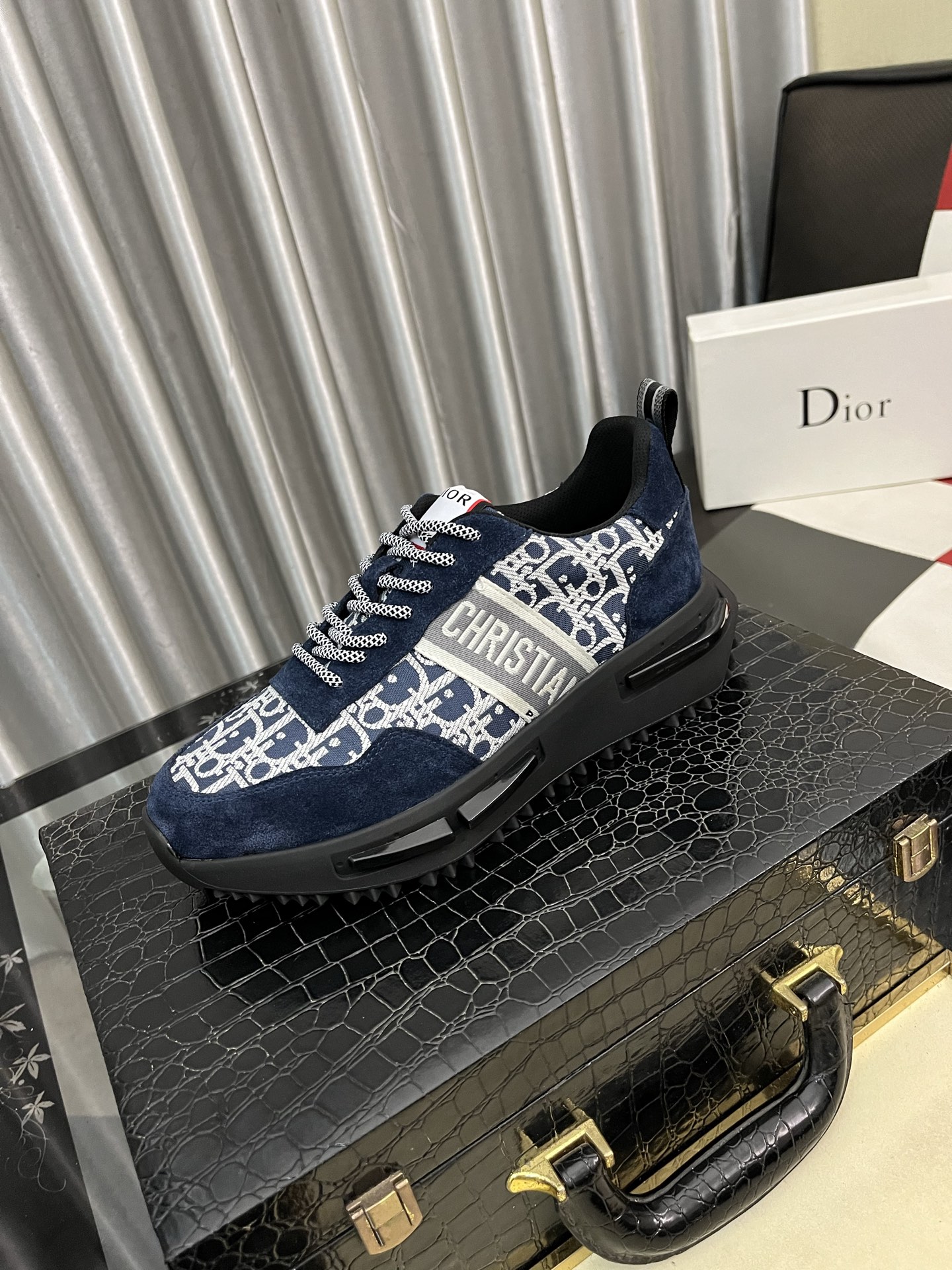NO:588241,'Dior DIOR*' latest popular casual shoes, top brand [seduce] luxury~purchase, top~quality. [strong] The upper is made of imported breathable cowhide with material breathable sheepskin feet () fine workmanship. Size: 38-442 colors available, dior, dior, cowhide, sheepskin19860909《 迪奥DIOR* 》最新爆款休闲鞋,顶端品牌[勾引]奢侈～代购,顶级～质量.[强]鞋面選用进口透气牛皮搭配材质透气羊皮垫脚（）精细做工.码数: 38-442色可选,,dior,dior,cowhide,sheepskin,Men's shoes
