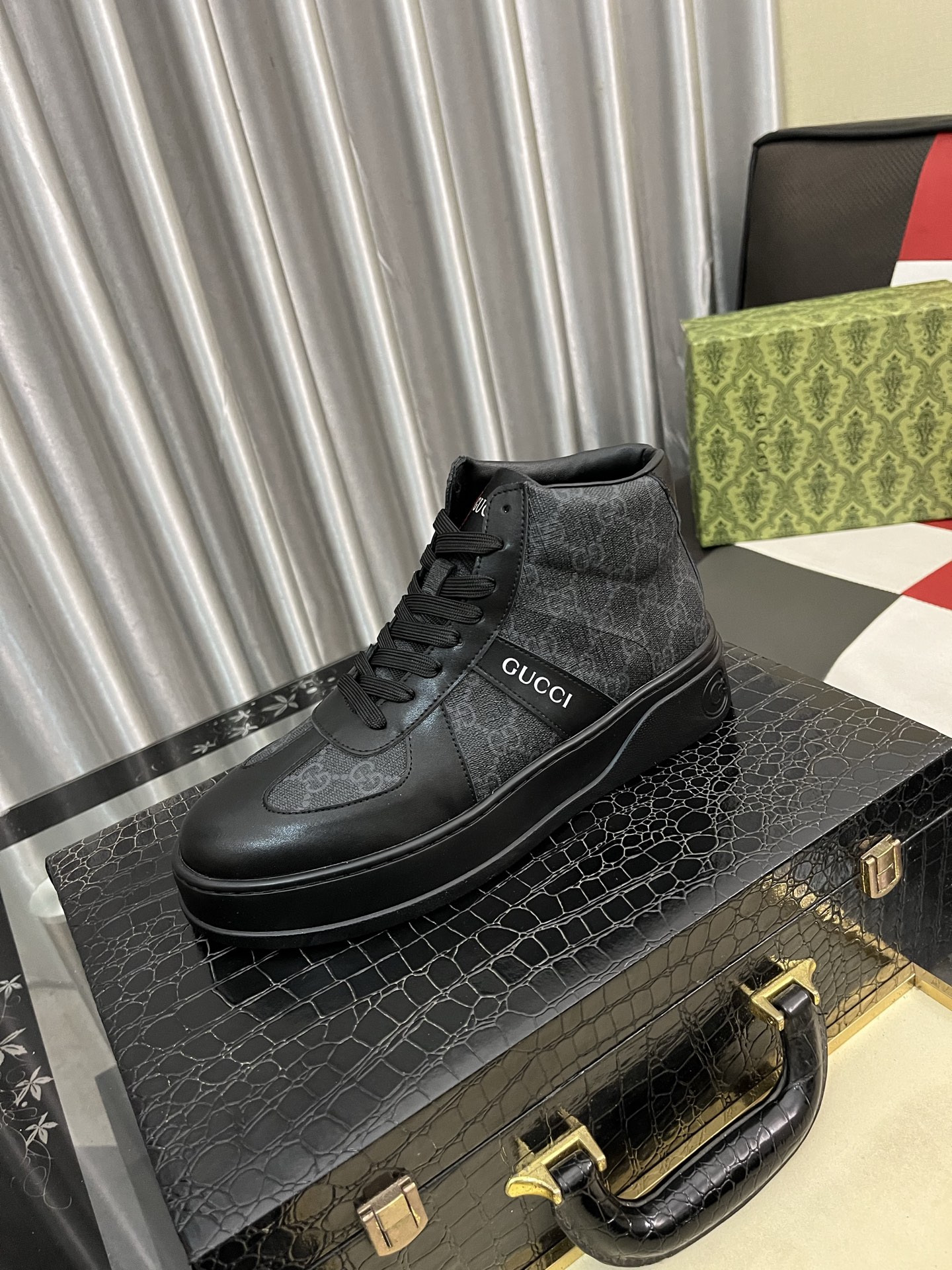 NO:588249,[Gucci] New casual shoes. Exclusive molding and customization style. The fabric is made of cowhide imported from Italy, with genuine leather and breathable lining. Exclusive molding and customization of the outsole is wear-resistant. Counter-level version, perfect match, on-foot effect, exquisite workmanship. Number of sizes: 38-443 colors available,,cowhide19860909［古奇］新款休闲鞋.独家开模定制风格,面料采用意大利进口牛皮,真皮透气内里.独家开模定制大底耐磨.专柜级别版型,完美搭配、上脚效果,车工精湛.码数38-443色可选,,cowhide,Men's shoes