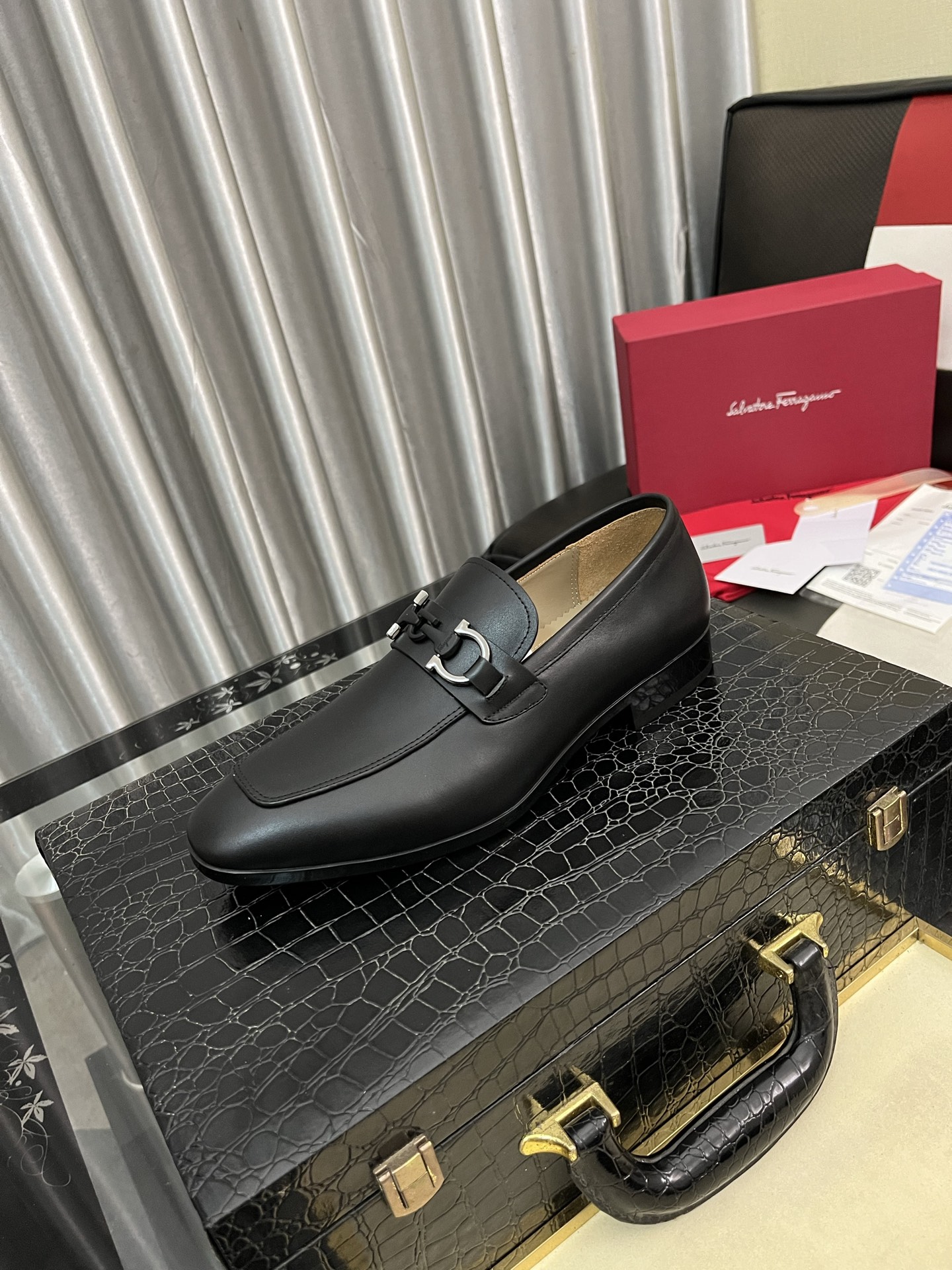NO:588520,[Ferragamo] The original shoe upper is reproduced, and it is the original product. Super domineering. The upper is made of high-quality cowhide leather. Formal business leather shoes. Made of genuine leather inside and outside, cowhide lining (refuses to discolor and grind the feet), simple, elegant and super versatile. The uppers are carefully designed by hand. The original shoe is reproduced and is so cool. Lazy slip-on slip-on shoes with sizes 38-445 colors available, ferragamo, cowhide19860909【菲拉格慕】原单鞋面复刻 更是原单货 超级霸气 鞋面采用优质牛皮皮料正装商务皮鞋 内外全真皮制作,牛里（拒绝脱色磨脚）,简单大方超级百搭 鞋面精片经过人工精心设计 原单复刻而上酷毙了 懒人套脚便鞋 码数38-445色可选,,ferragamo,cowhide,Men's shoes