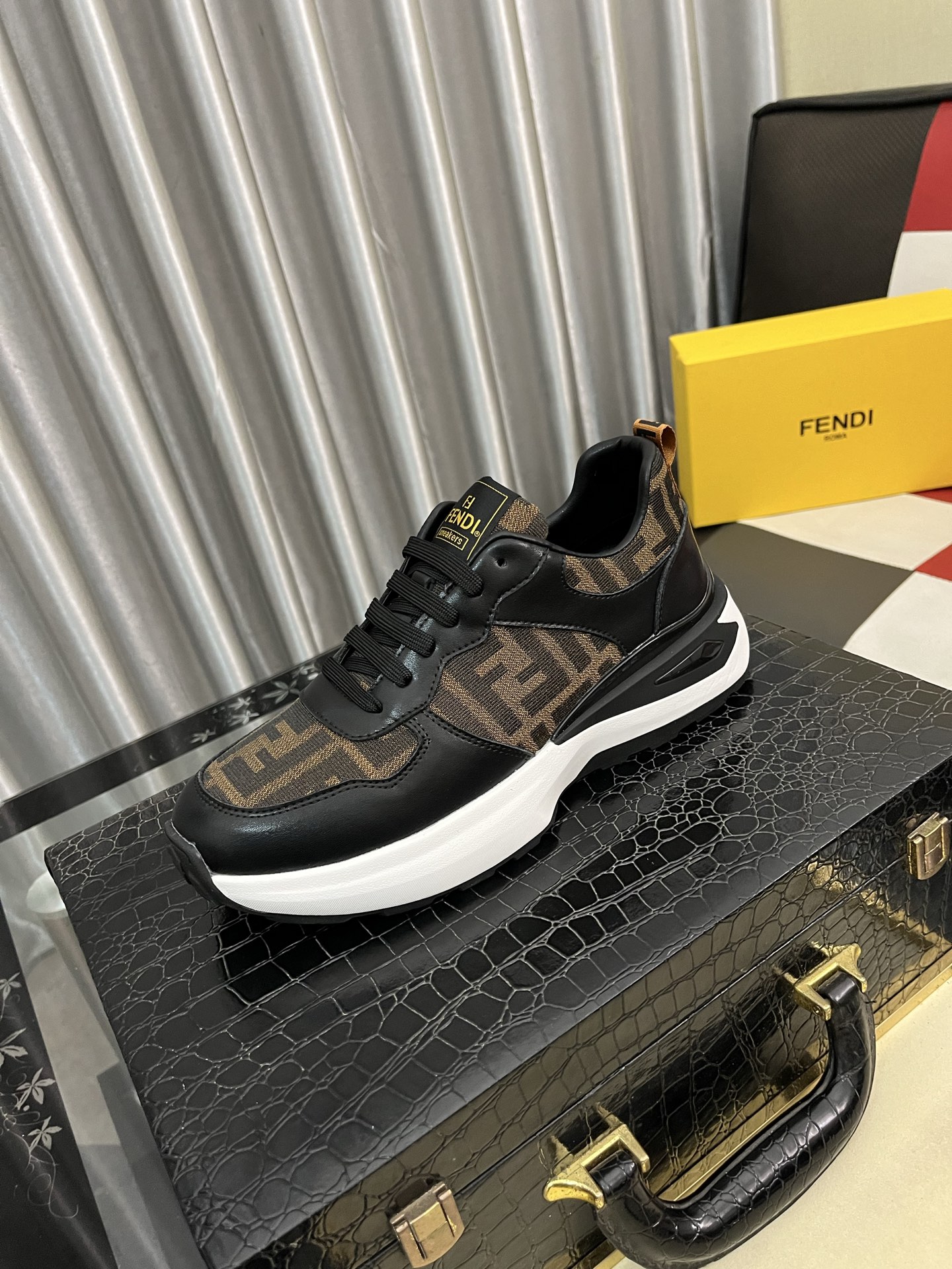 NO:588527,【FENDI】Original quality. ~ Unique modern style sports shoes. A must-have for fashionable men's casual shoes. Original brand imported from Italy, imported original leather, sheep's lining (refuses to discolor and grind feet) soles are specially provided by the original factory, French lazy style design, close to the feet, original quality, super comfortable original sole. Sizes 38-442 colors available, fendi, fendi, sneakers19860909【芬迪FENDI】原单品质.～ 独特现代风运动鞋.休闲鞋潮男必备款 意大利进口原版品牌,进口原版皮,羊里（拒绝脱色磨脚）鞋底原厂特供原版底,法国懒人风格设计 贴脚 在贴原单品质 超舒服原版底 .码数38-442色可选,,fendi,fendi,sneakers,Men's shoes