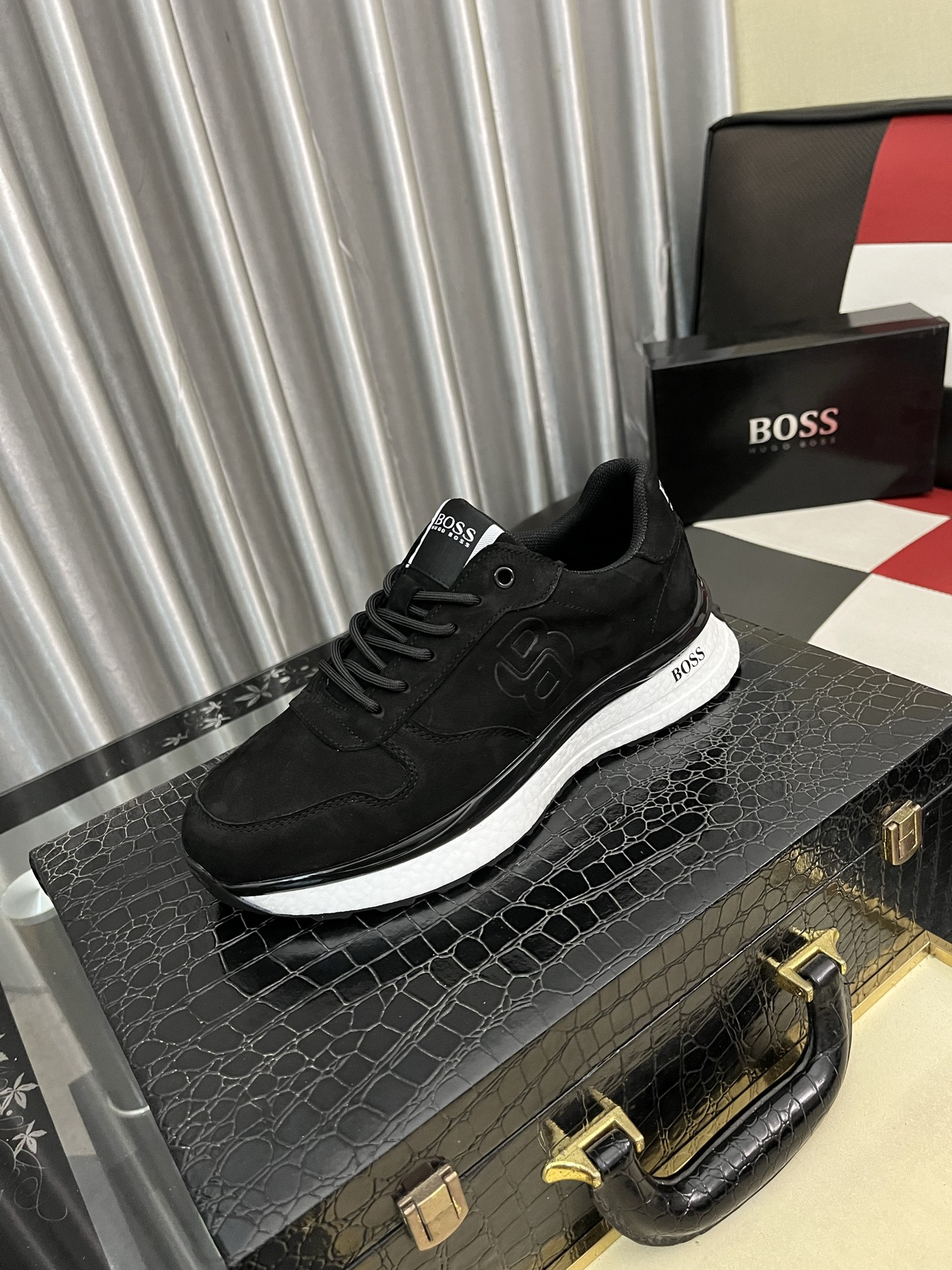 NO:588533,[BOOS] Men's casual shoes are made of imported calfskin uppers, ultra-breathable and comfortable, fine workmanship and high-end atmosphere. They have a fashionable model shape. The foamed transparent wear-resistant outsole is comfortable to wear and worth owning. Available in 38-443 colors, cowhide19860909【BOOS】男鞋休闲鞋原单品质鞋面采用进口小牛皮,超透气舒适内里做工精细,高端大气.有时尚典范造型.发泡透明耐磨大底,穿着舒适,值得拥有.码数38–443色可选,,cowhide,Men's shoes