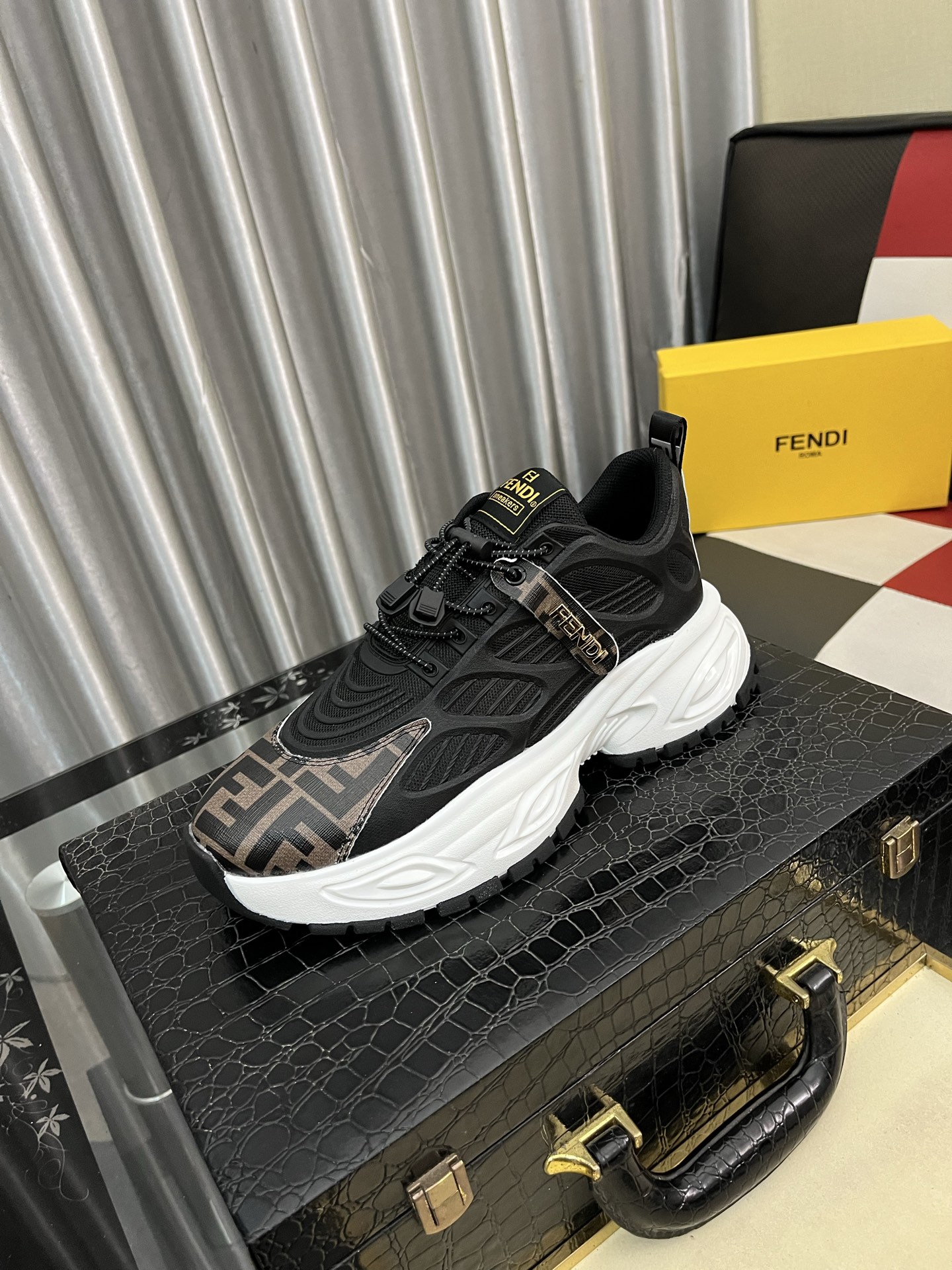 NO:588537,【Fendi】Fendi's latest casual shoes for men!  Available at counters simultaneously!  A one-to-one replica of the original. Made entirely of imported first-layer calfskin, with first-layer water-dyed cowhide on the inside. The original factory provides a rubber outsole. Leading a new fashion concept. Available in 2 colors with sizes 38-44, fendi, fendi, and cowhide.19860909【Fendi】芬迪 男士最新款休闲鞋！专柜同步上市！原版一比一复刻.全进口头层小牛皮制面,内里采用头层水染牛皮,原版原厂特供橡胶大底.引领时尚新概念.配码38-44 2色可选,,fendi,fendi,cowhide,Men's shoes