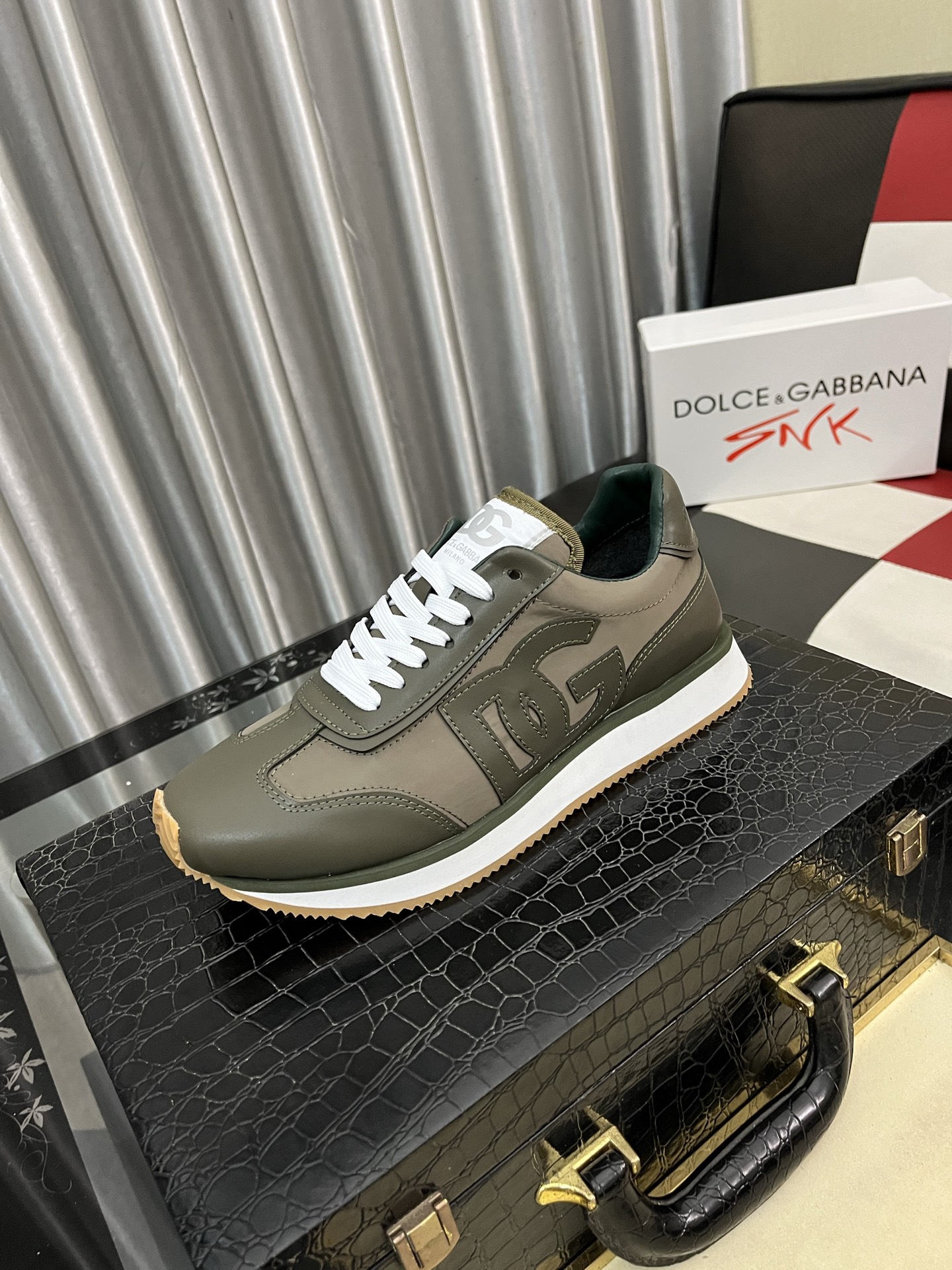 NO:588551,[DG~] Men's casual shoes are on sale at the z cabinet at the same time. The upper is made of cowhide spliced ​​fabric and mesh lining, which is comfortable and breathable. The original sole is comfortable and wear-resistant. The real thing is better when photographed. Number of yards: 38-46,,cowhide19860909【DG～】男士休闲鞋 z柜同步发售 鞋面选用牛皮拼接布料网布内里,舒适透气,鞋底原版舒适耐磨大底,实物拍摄实物更赞码数:38-46,,cowhide,Men's shoes