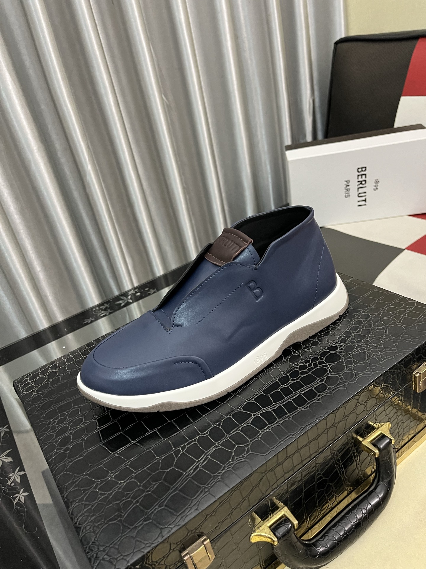 NO:588558,Berluti/Bruti's new style slippers are here. Imported cowhide material is made by hand and repeated rubbing and color changes. The inner foot pads are made of imported selected calfskin. The brand logo two-color original outsole is fashionable and comfortable. It perfectly interprets fashion, sunshine and style. Suitable for various occasions. All original packaging. Keep it for yourself. Size38-46,,cowhide19860909Berluti/布鲁提 新款拖休闲鞋来袭 进口牛皮材质纯手工重复擦色改色制成 内里垫脚进口精选小牛皮制作 品牌logo双色原版大底 时髦又舒适 完美诠释了时尚 阳光 有型 适合各种场合 全原包装 自留佳品. Size38-46,,cowhide,Men's shoes