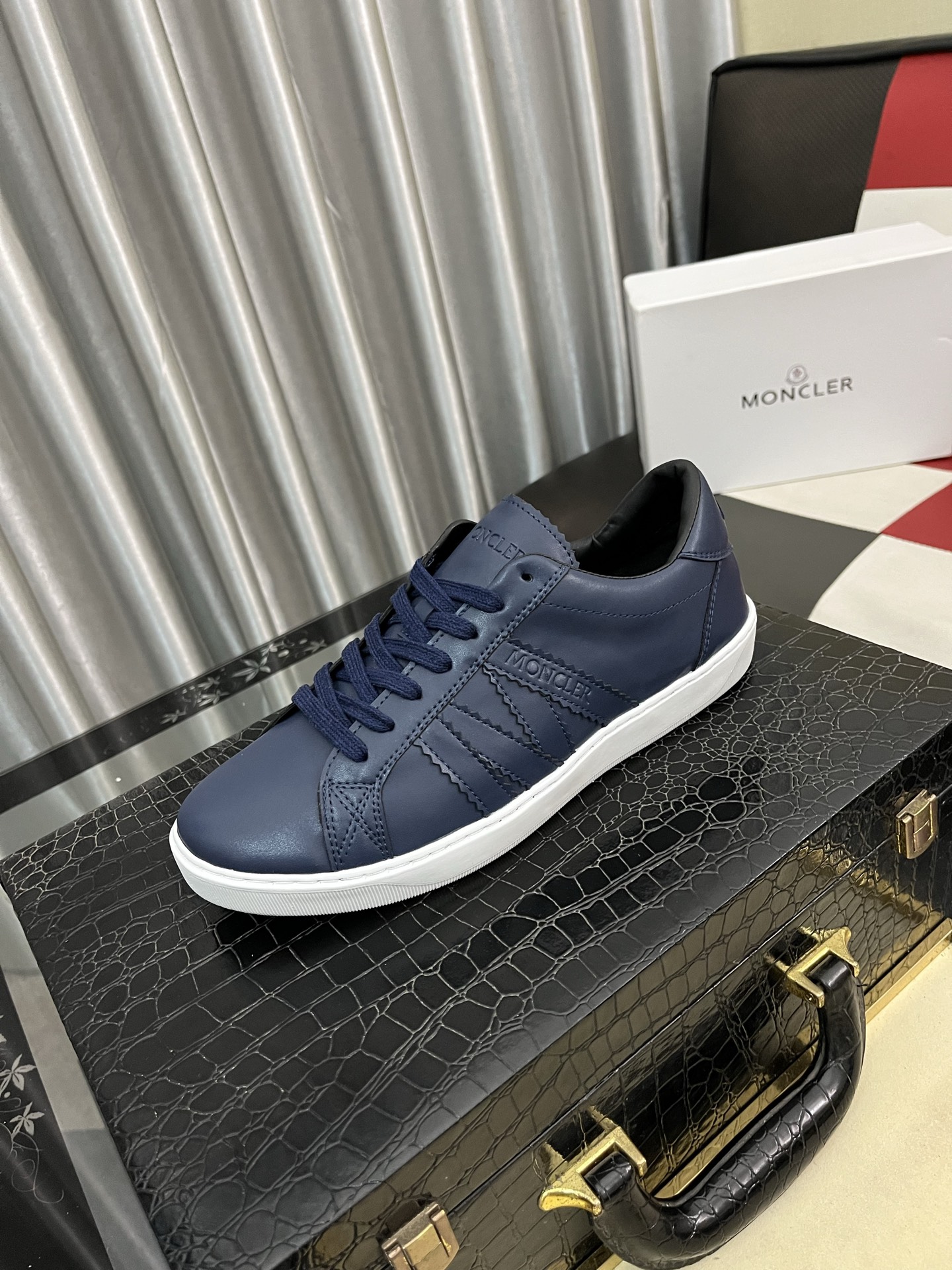 NO:588505,[Moncler~] Men's casual shoes 2025z cabinet simultaneous sale Size 38-46 # 1 color uppers are made of multi-material splicing genuine leather lining, comfortable and breathable, original soles are comfortable and wear-resistant outsole, the real thing is better when photographed, Moncler19860909【蒙口～】男士休闲鞋 2025z柜同步发售 码数38-46 # 1个颜色鞋面选用多材质拼接真皮内里,舒适透气,鞋底原版舒适耐磨大底,实物拍摄实物更赞,,Moncler,Men's shoes