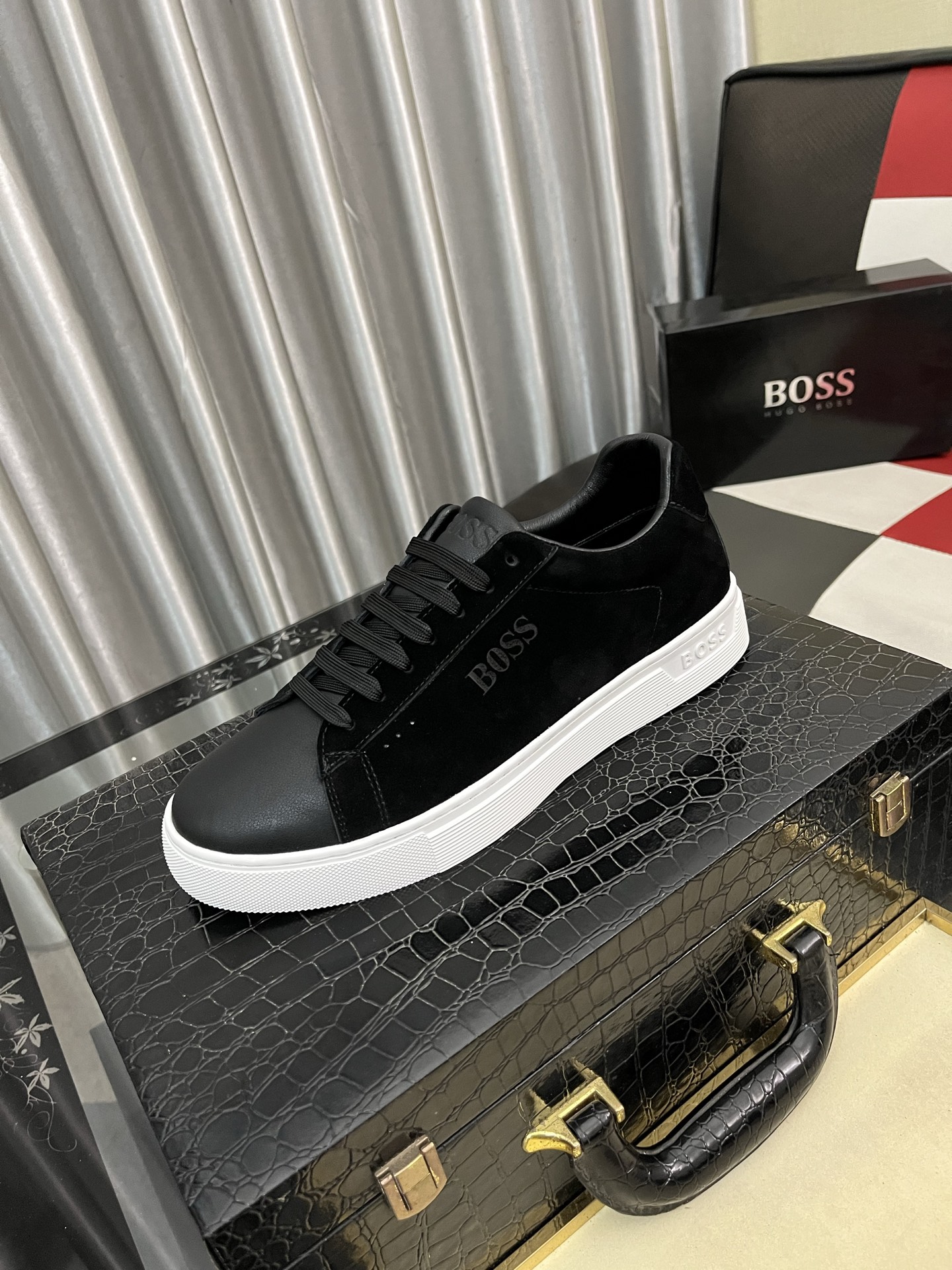 NO:588511,[BOOS] Men's casual shoes are made of original quality uppers made of imported calfskin, super breathable and comfortable, with fine workmanship and high-end atmosphere. They have a fashionable model shape. The foamed transparent wear-resistant outsole is comfortable to wear and worth owning. Available in 38-444 colors, cowhide19860909【BOOS】男鞋休闲鞋原单品质鞋面采用进口小牛皮,超透气舒适内里做工精细,高端大气.有时尚典范造型.发泡透明耐磨大底,穿着舒适,值得拥有.码数38–444色可选,,cowhide,Men's shoes